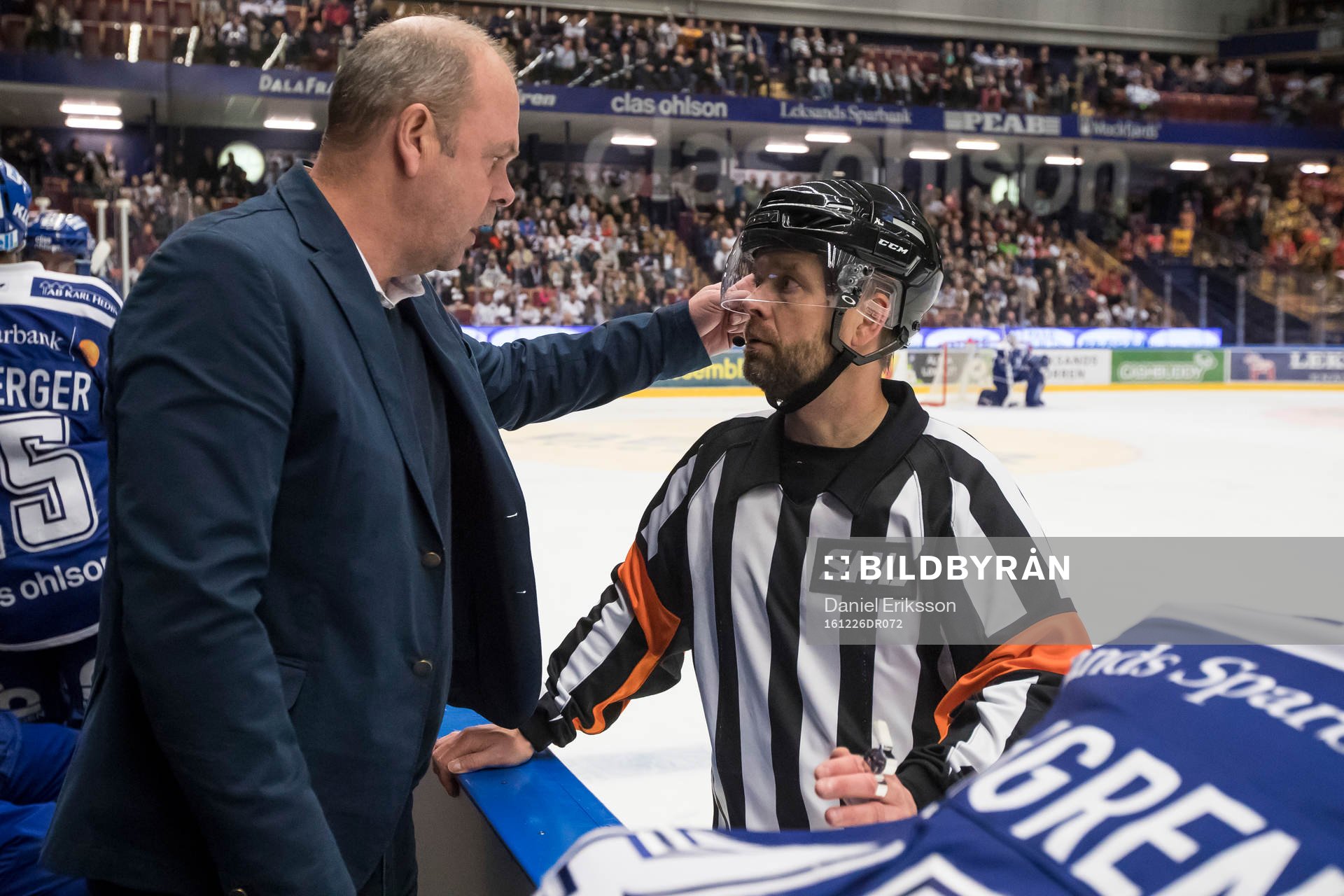 Leksands tränare Per-Erik Johnsson i samtal med domare