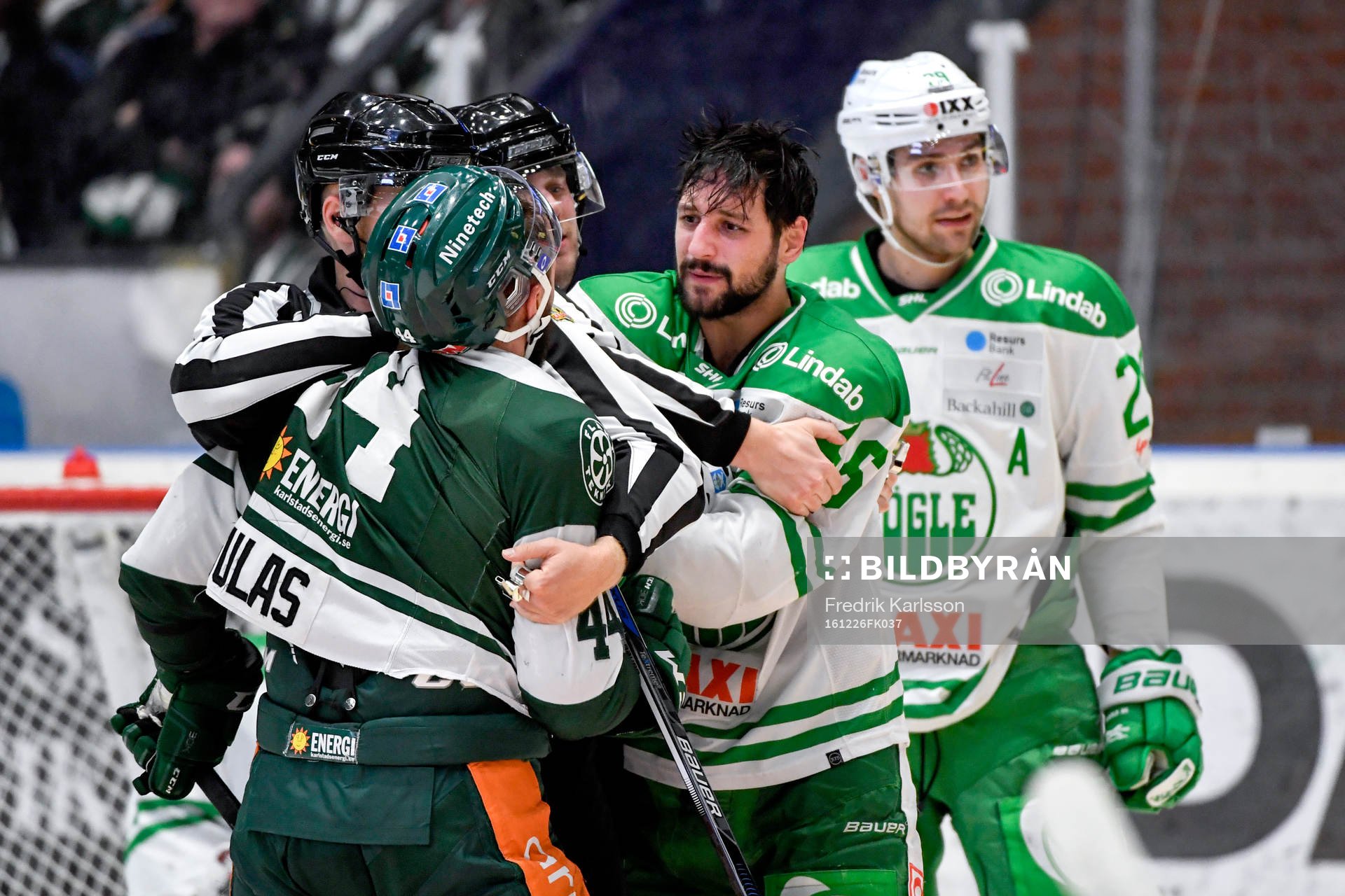 Färjestads Milan Gulas och Rögles Kevin Marshall  i ett