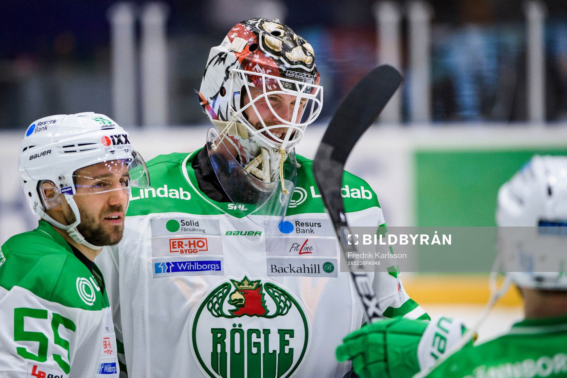 Rögles Felix Schütz och målvakt Anders Lindbäck jublar