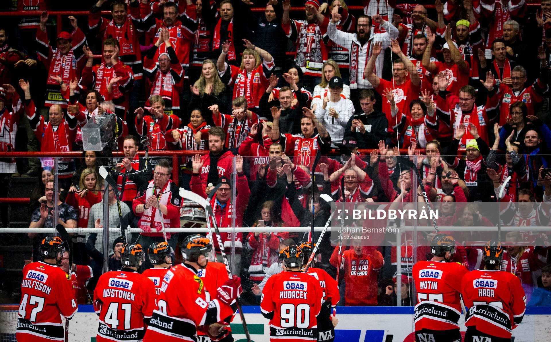 Örebrospelarna jublar med fansen