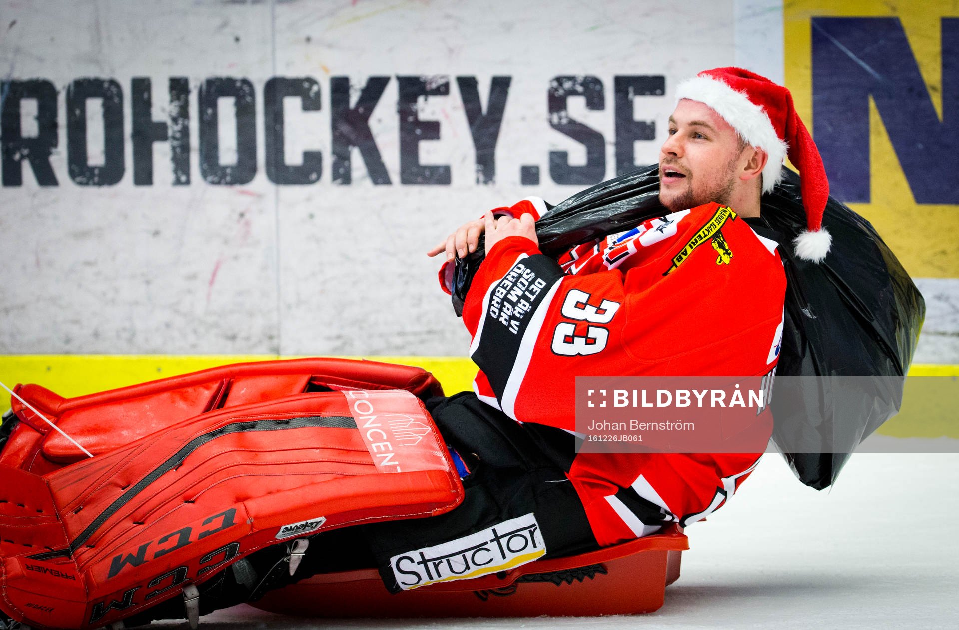 målvakt Julius Hudacek firar segern med tomtemask
