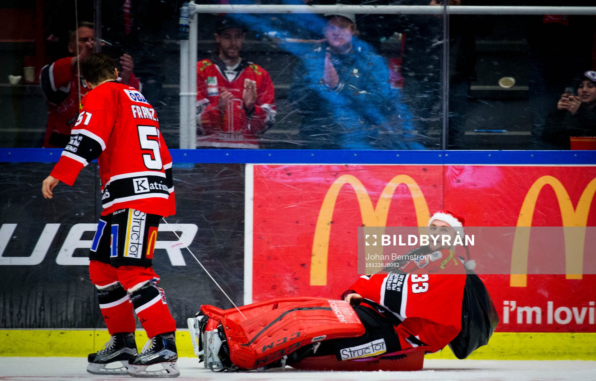 målvakt Julius Hudacek firar segern med tomtemask