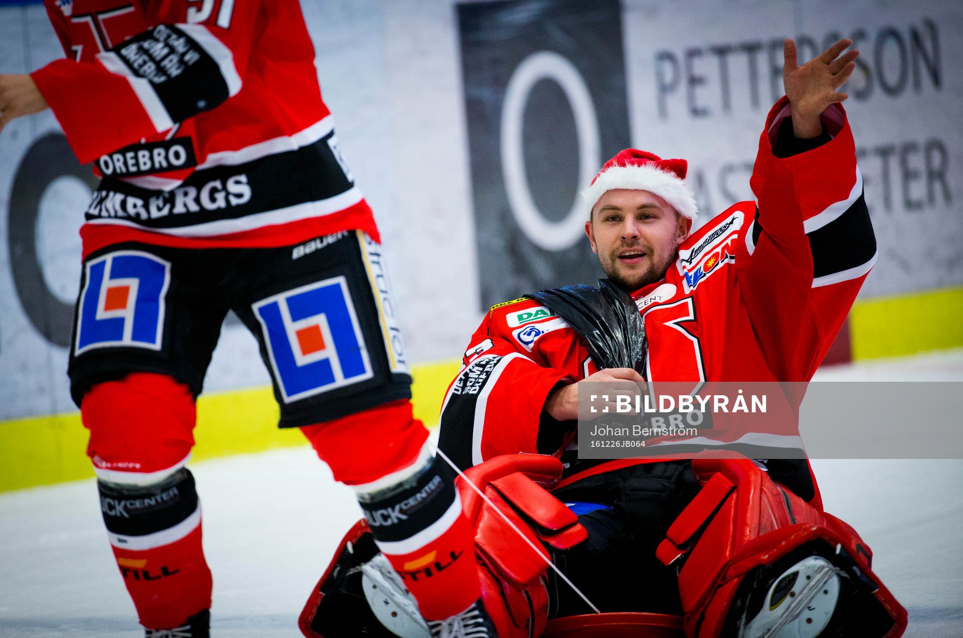 målvakt Julius Hudacek firar segern med tomtemask