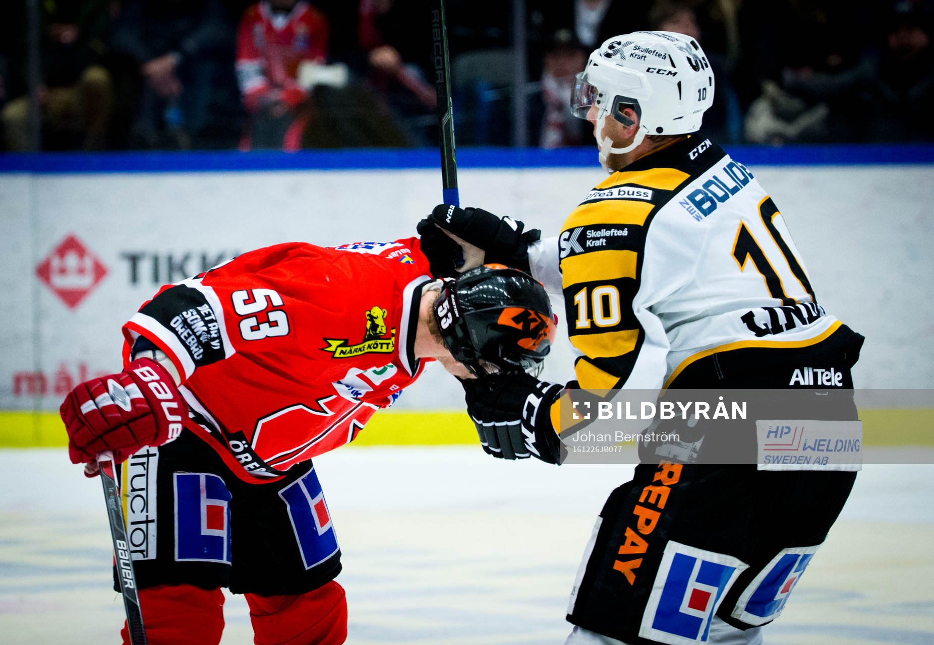 Skellefteås Joakim Lindström räcker Örebros Bobbo