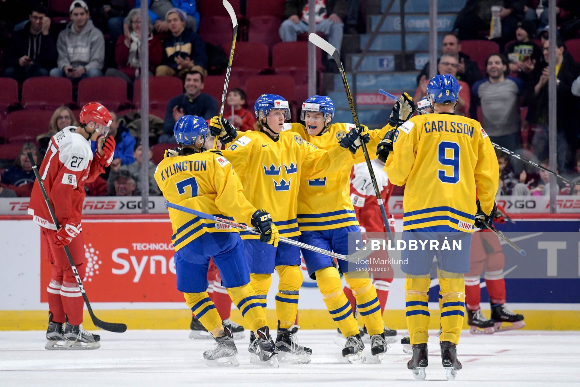 Sveriges Alexander Nylander jublar med lagkamrater