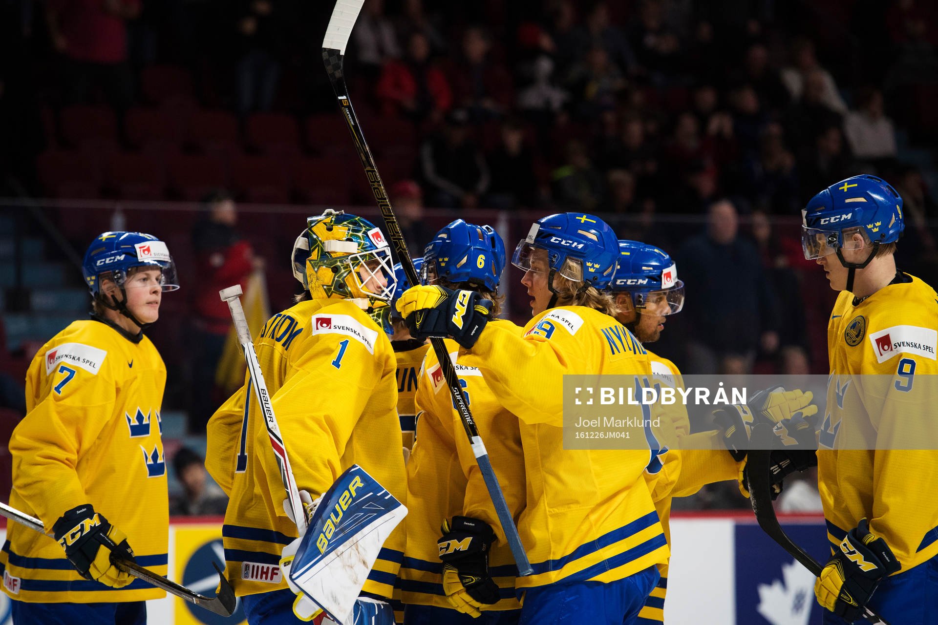 Sveriges spelare kramar om sin målvakt Felix Sandström