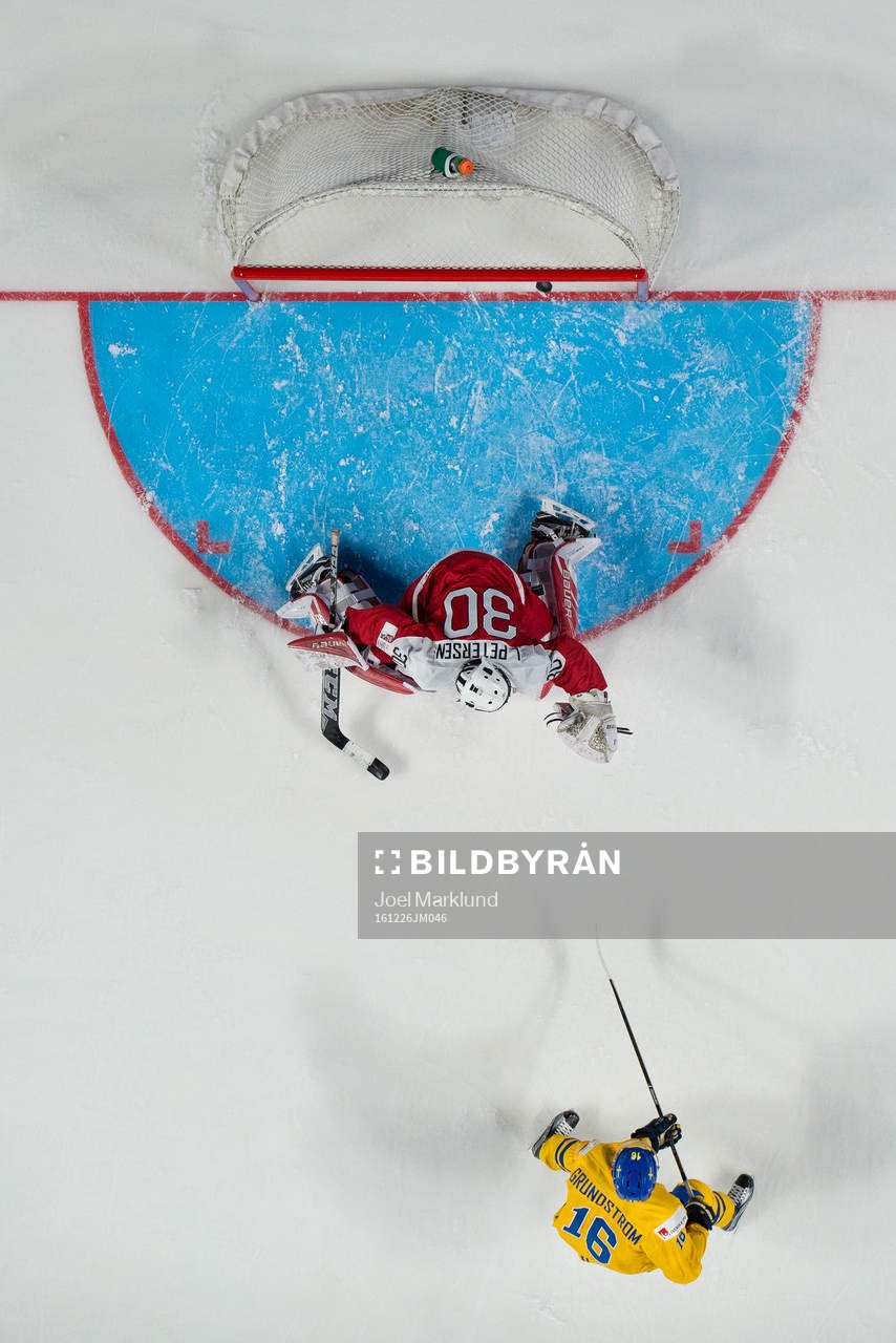Sveriges Carl Grundström skjuter in 4-0 bakom Danmarks