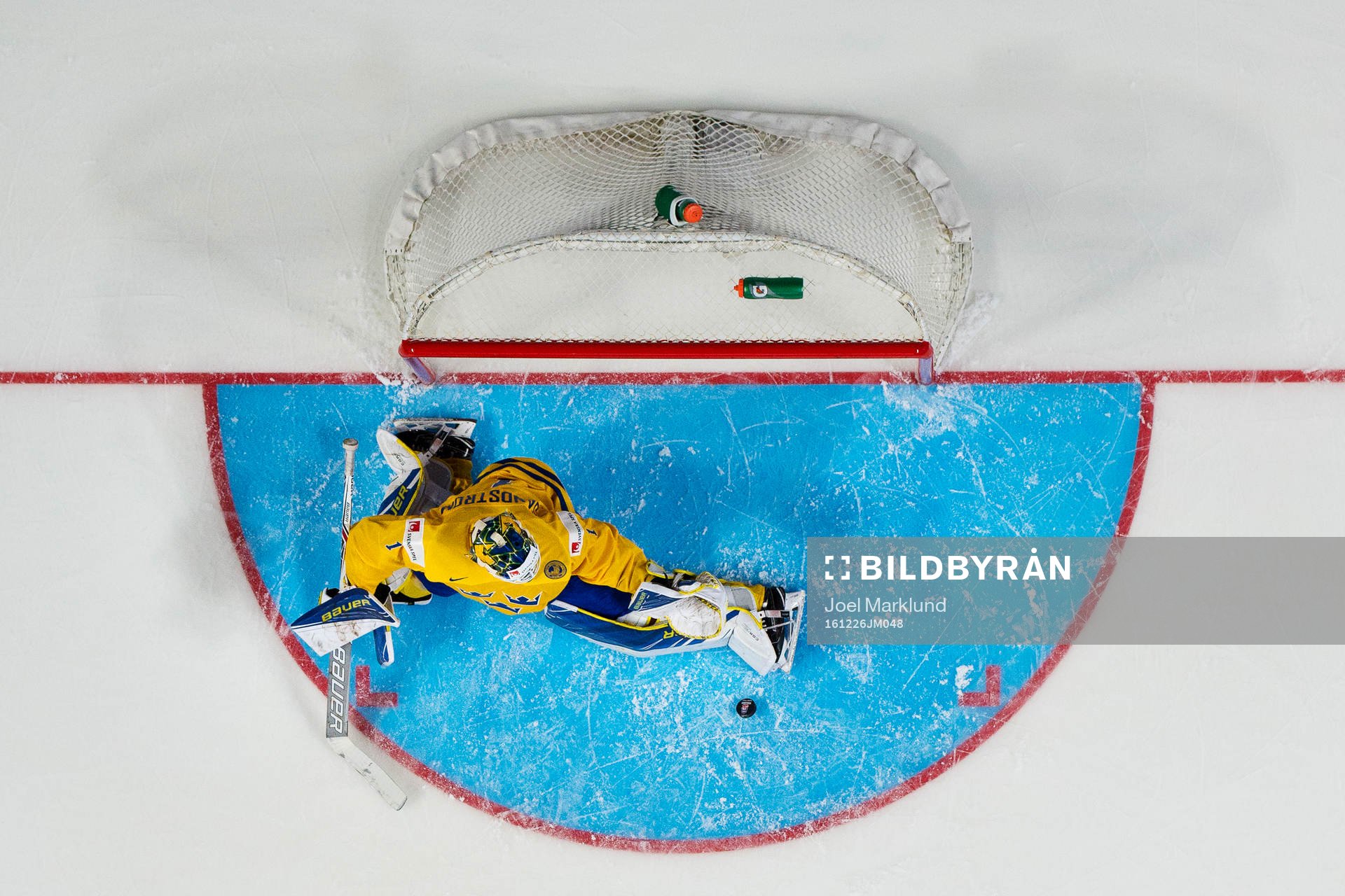 Sveriges målvakt Felix Sandström räddar ett skott