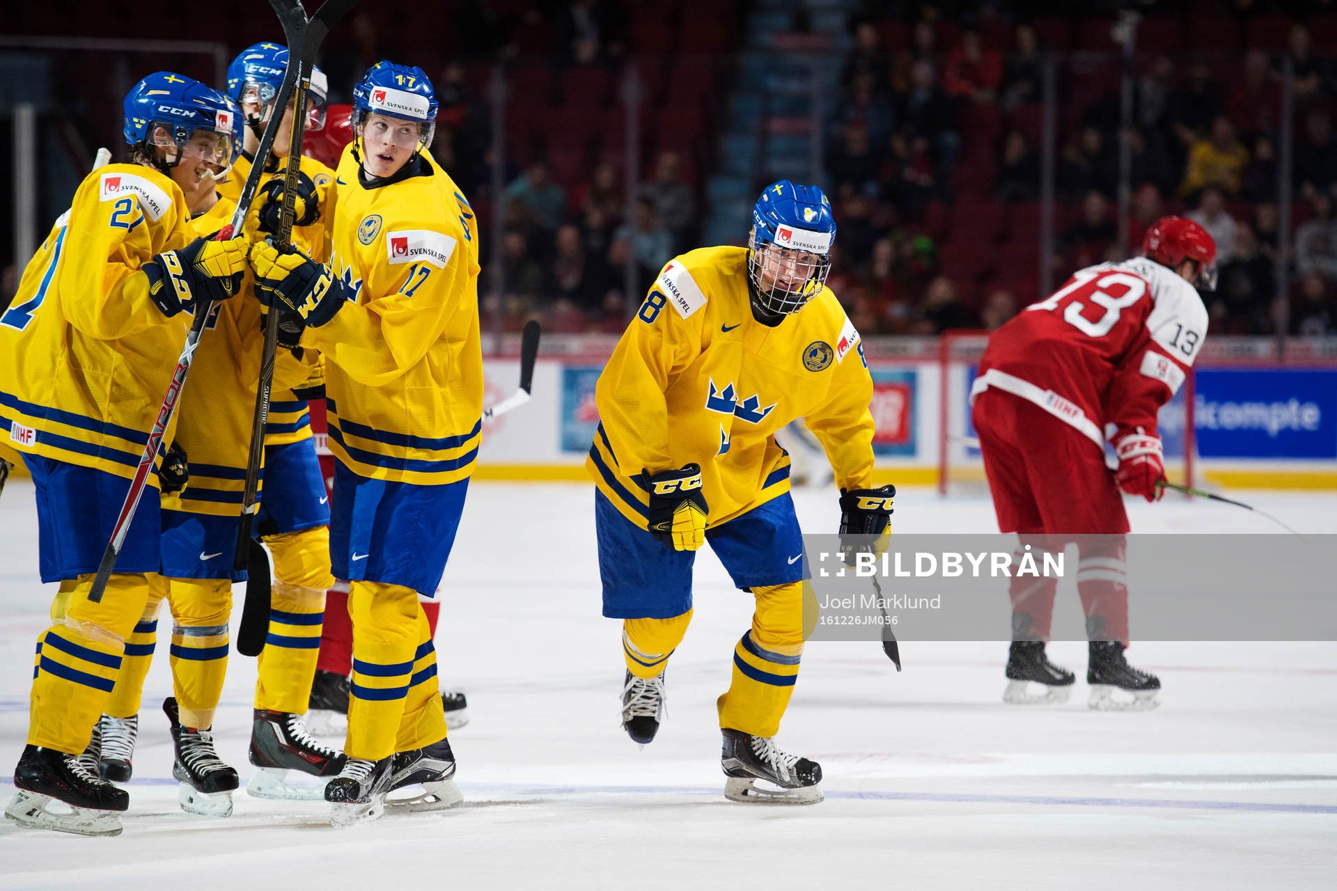 Sveriges Rasmus Dahlin (t h)