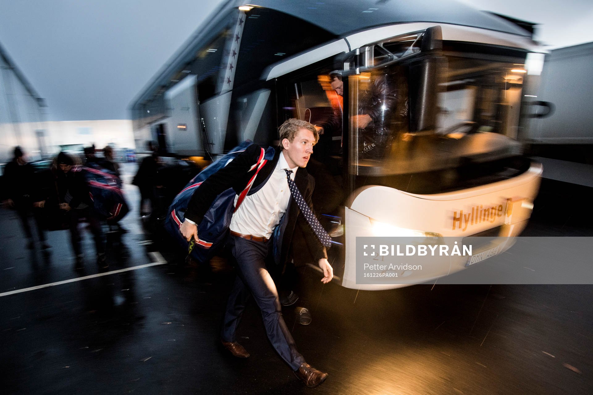 Linköpings Emil Sylvegård anländer med bussen