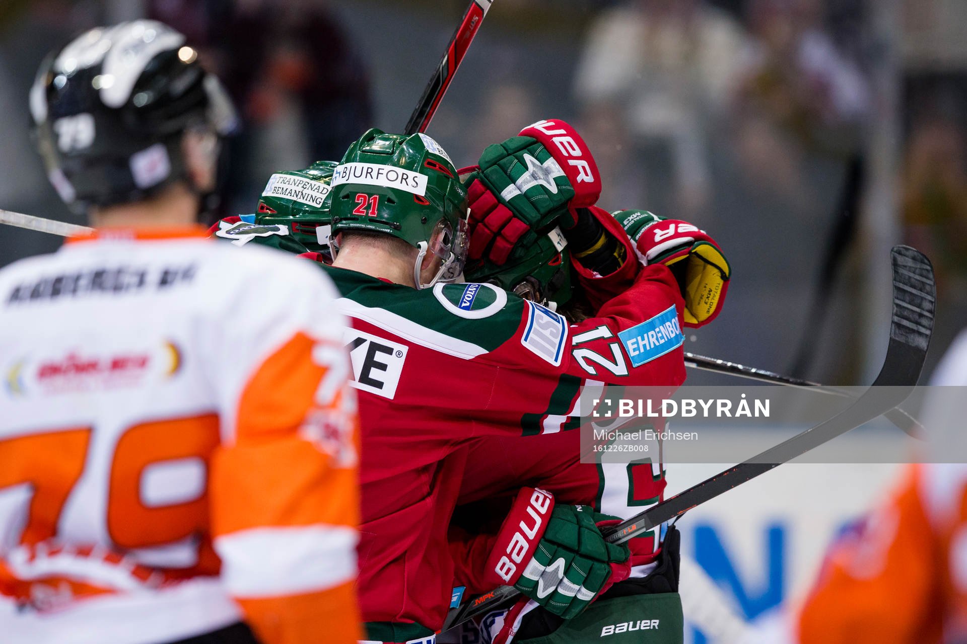 Frölundas Oliwer Fjellström jublar och omfamnas av Victor