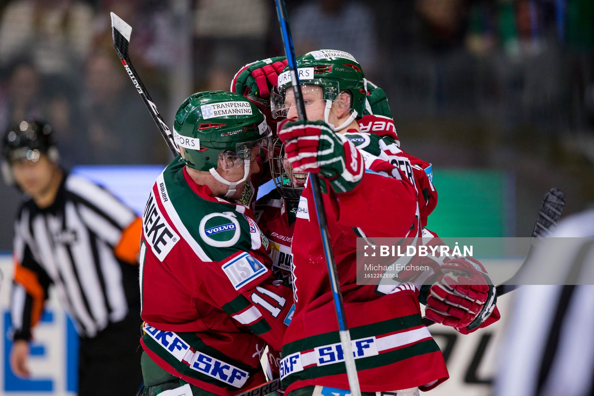 Frölundas Oliwer Fjellström jublar och omfamnas av Victor
