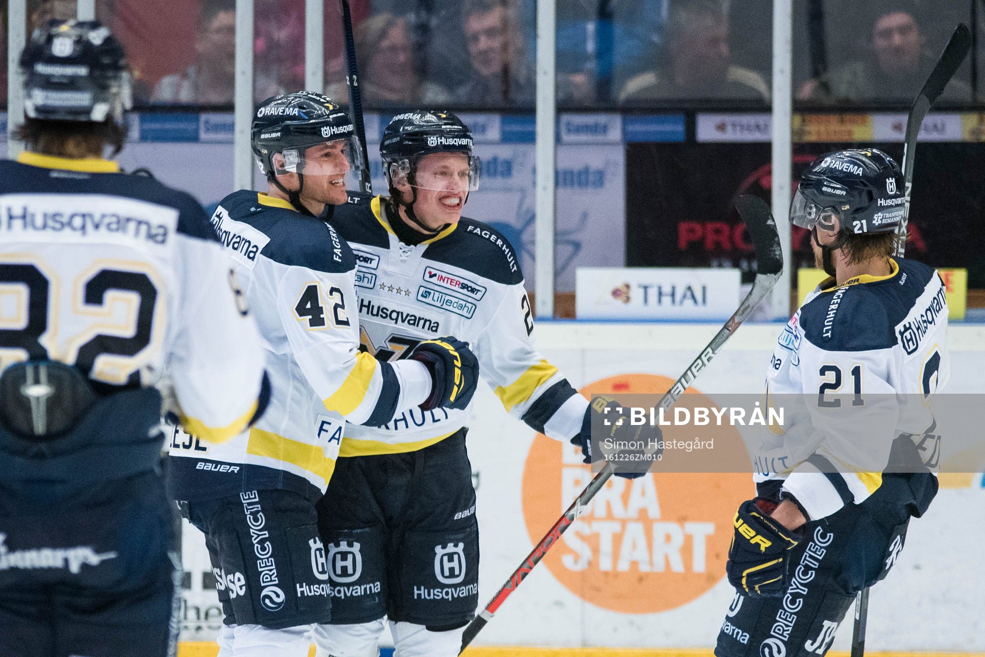 s Dylan Reese, Lawrence Pilut och Mattias Tedenby jublar