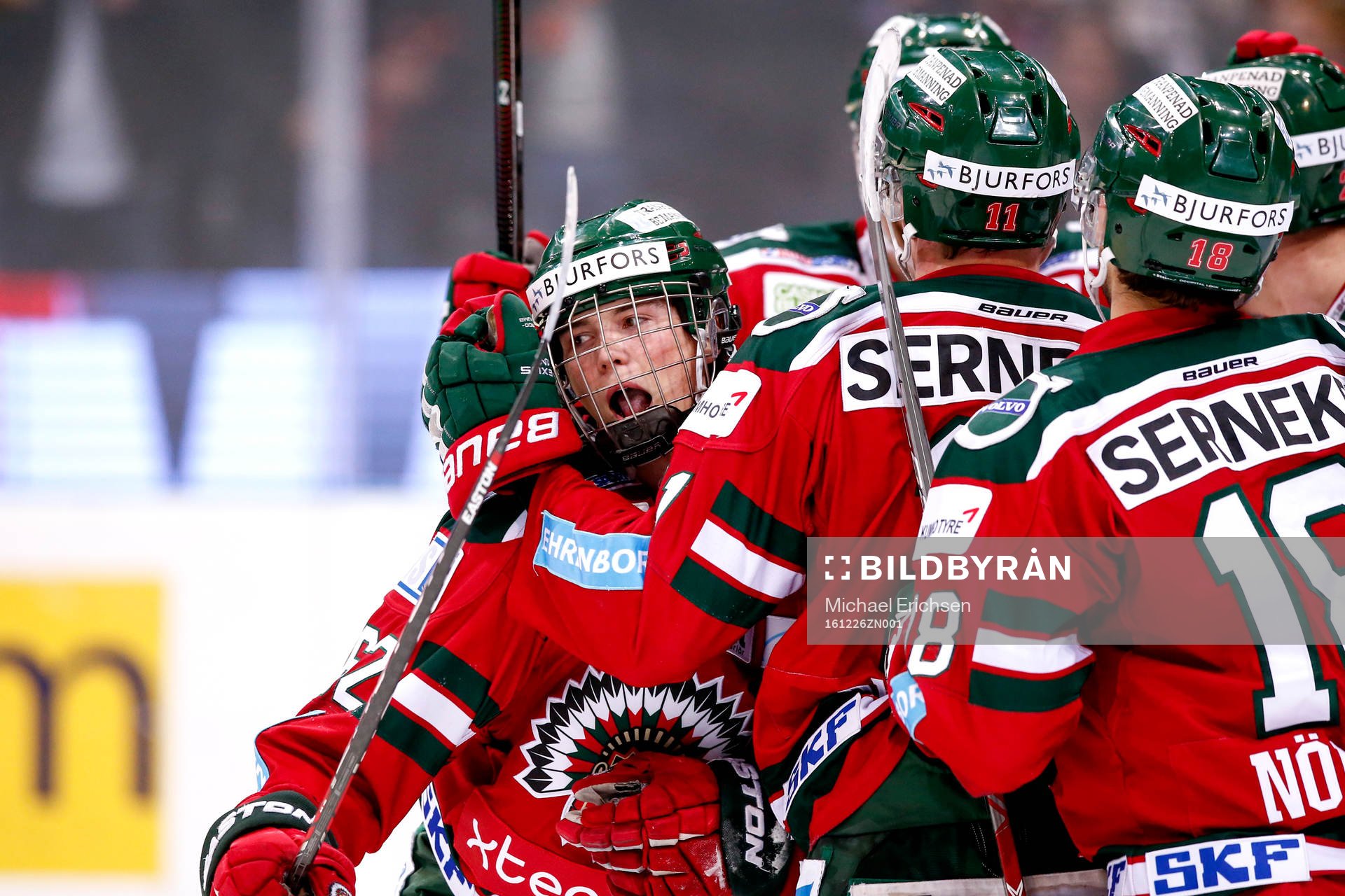Frölundas Oliwer Fjellström kramas om