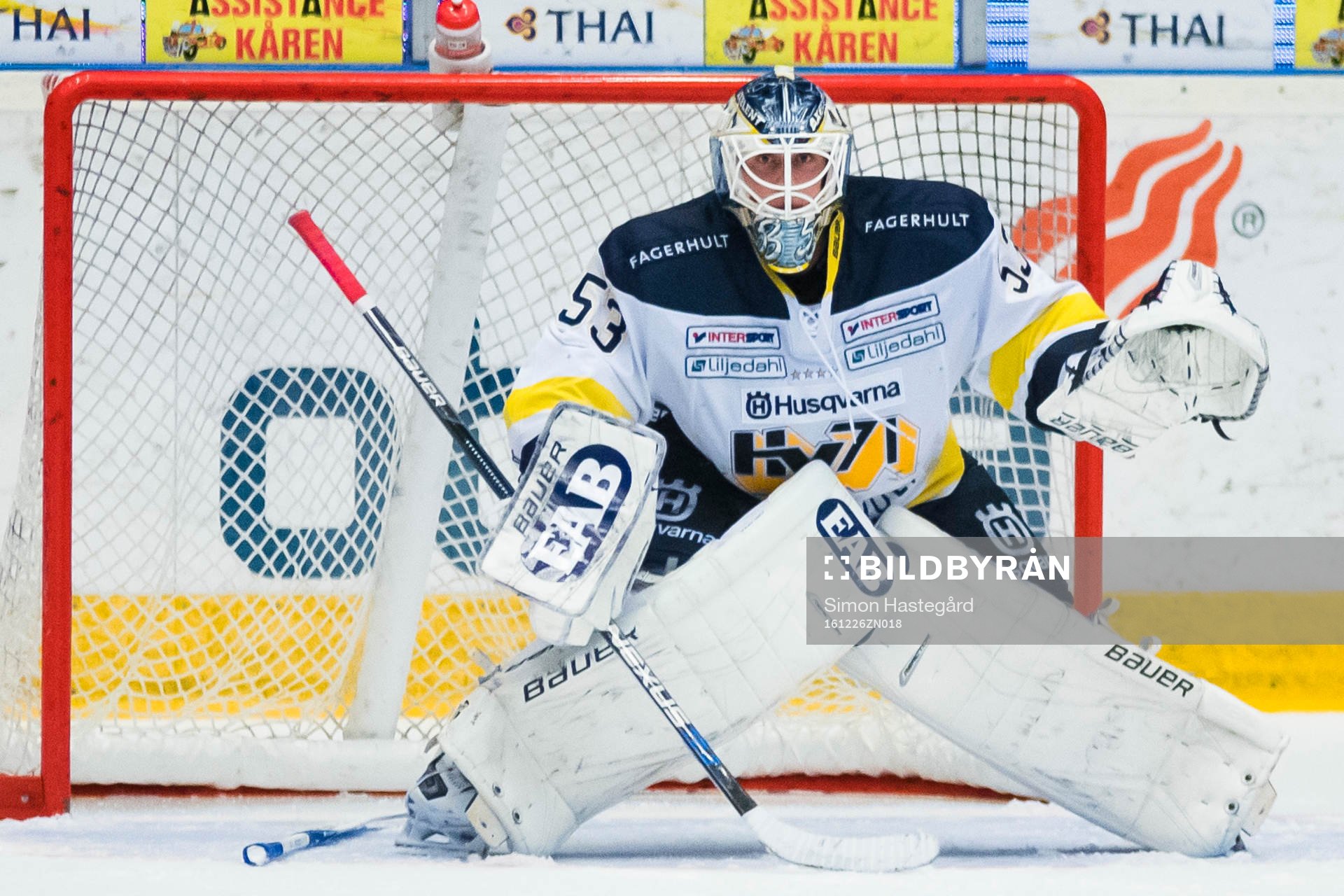 s målvakt Fredrik Pettersson-Wentzel med lagkamrats klubba