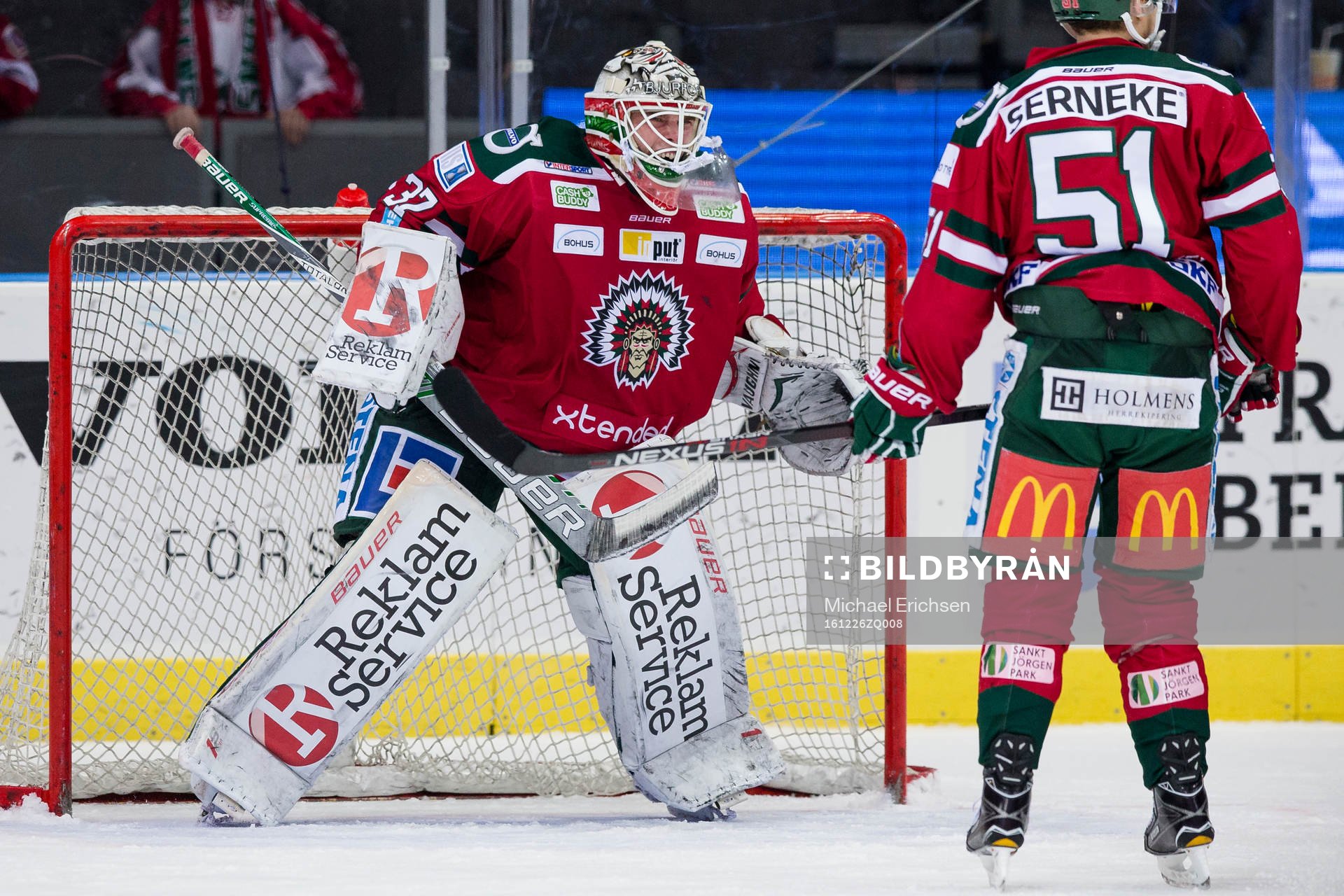 Frölundas målvakt Johan Gustafsson jublar