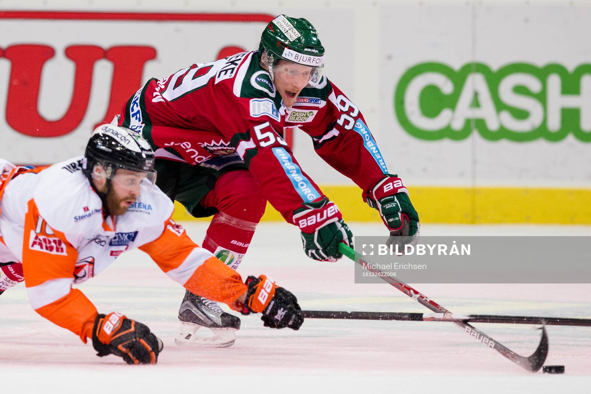 Karlskronas Mattias Guter slänger sig i kamp om pucken med