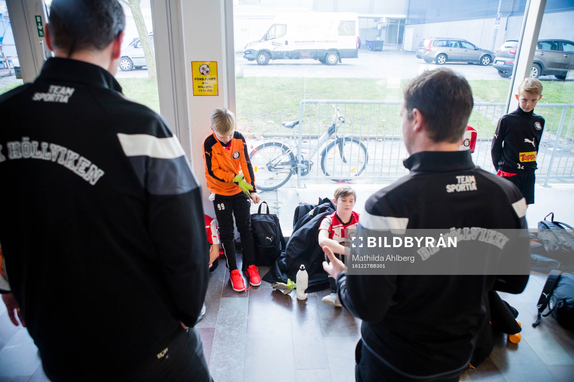 BK Höllvikens ungdomsledare  instruerar sina spelare