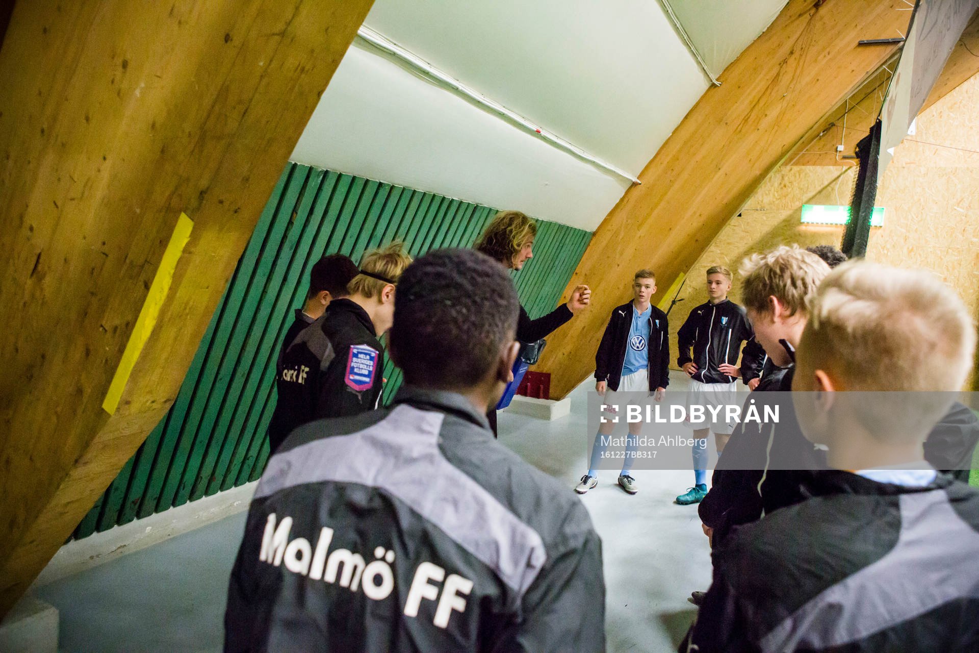 Malmö FF;s ungdomsledare  instruerar sina spelare