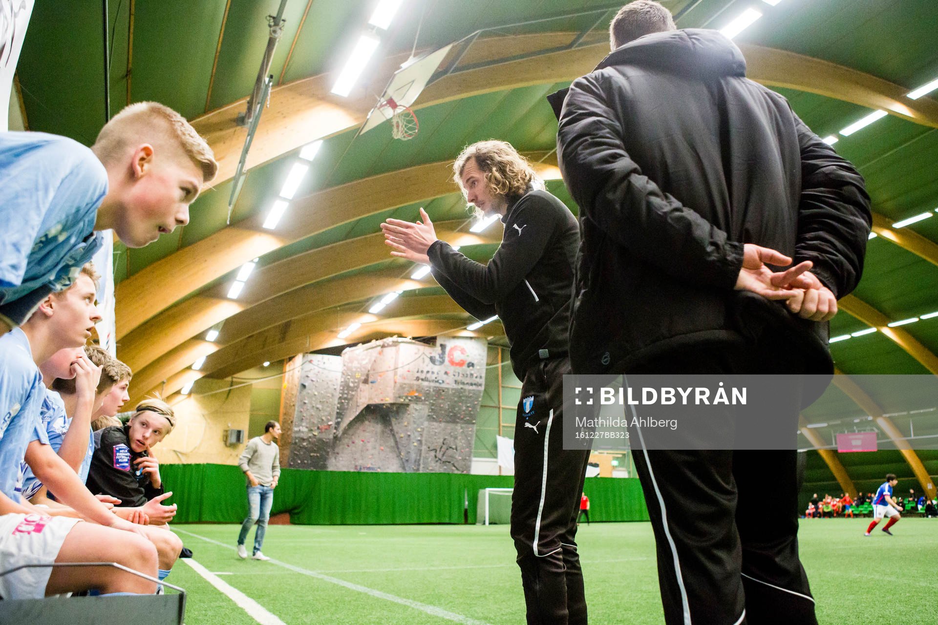 Malmö FF;s ungdomsledare  instruerar sina spelare