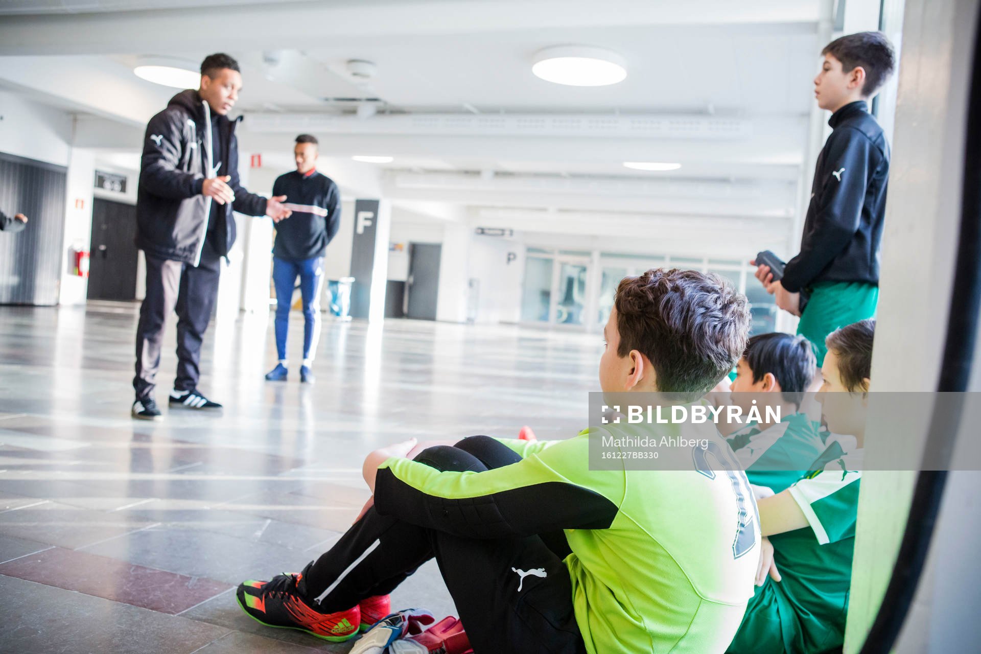 Ungdomsledare  i BK Olympic instruerar sina spelare