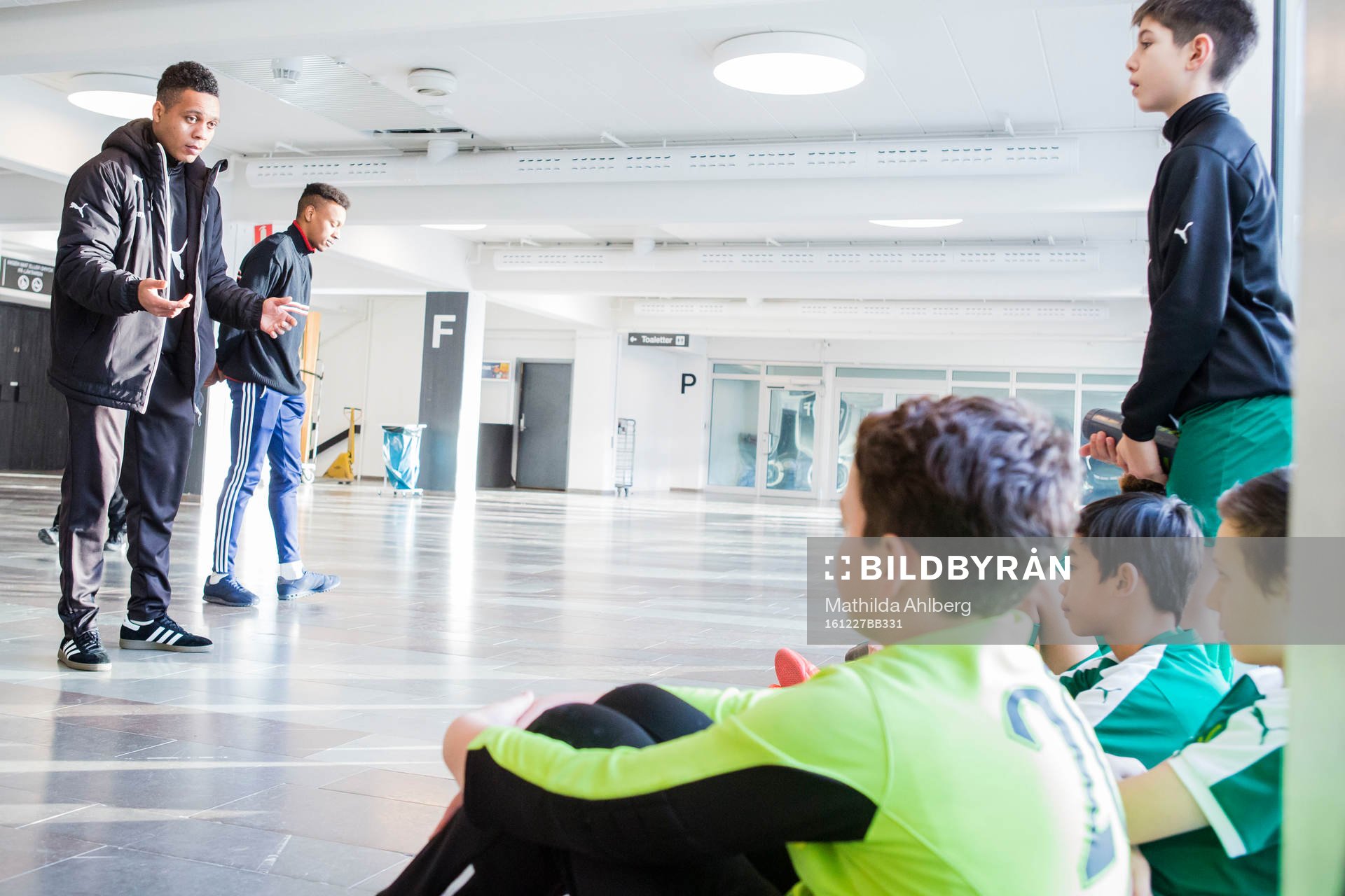 Ungdomsledare  i BK Olympic instruerar sina spelare
