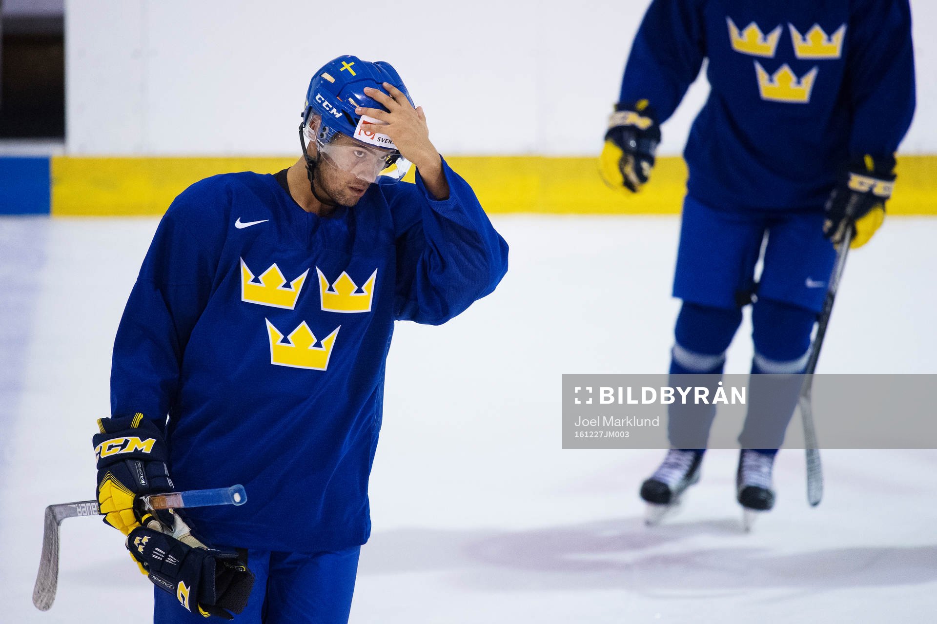 Oliver Kylington på Sveriges ishockeylandslags träning