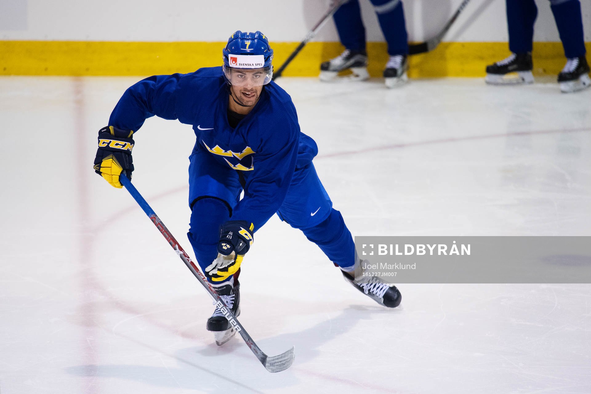 Oliver Kylington på Sveriges ishockeylandslags träning