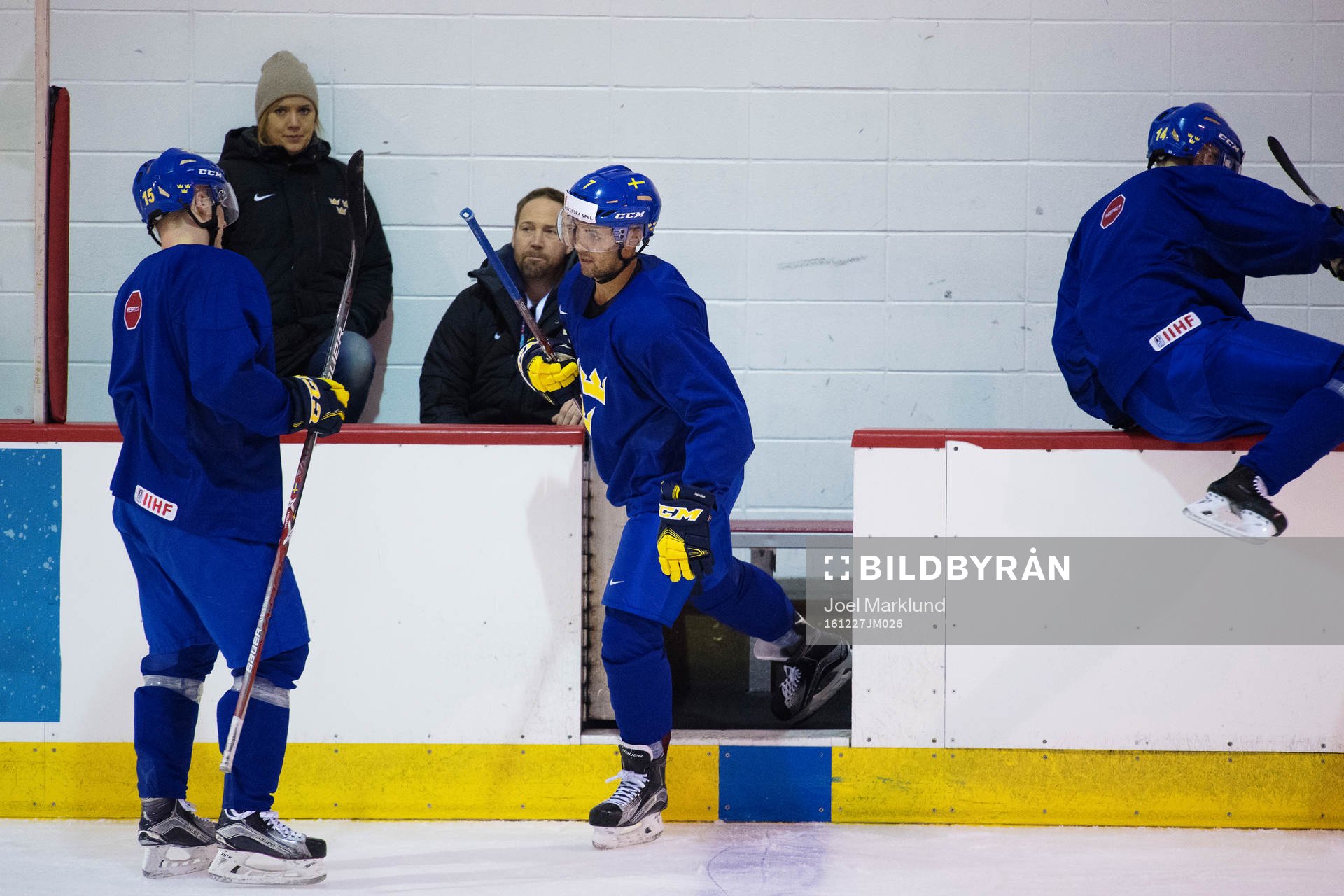 Oliver Kylington på Sveriges ishockeylandslags träning