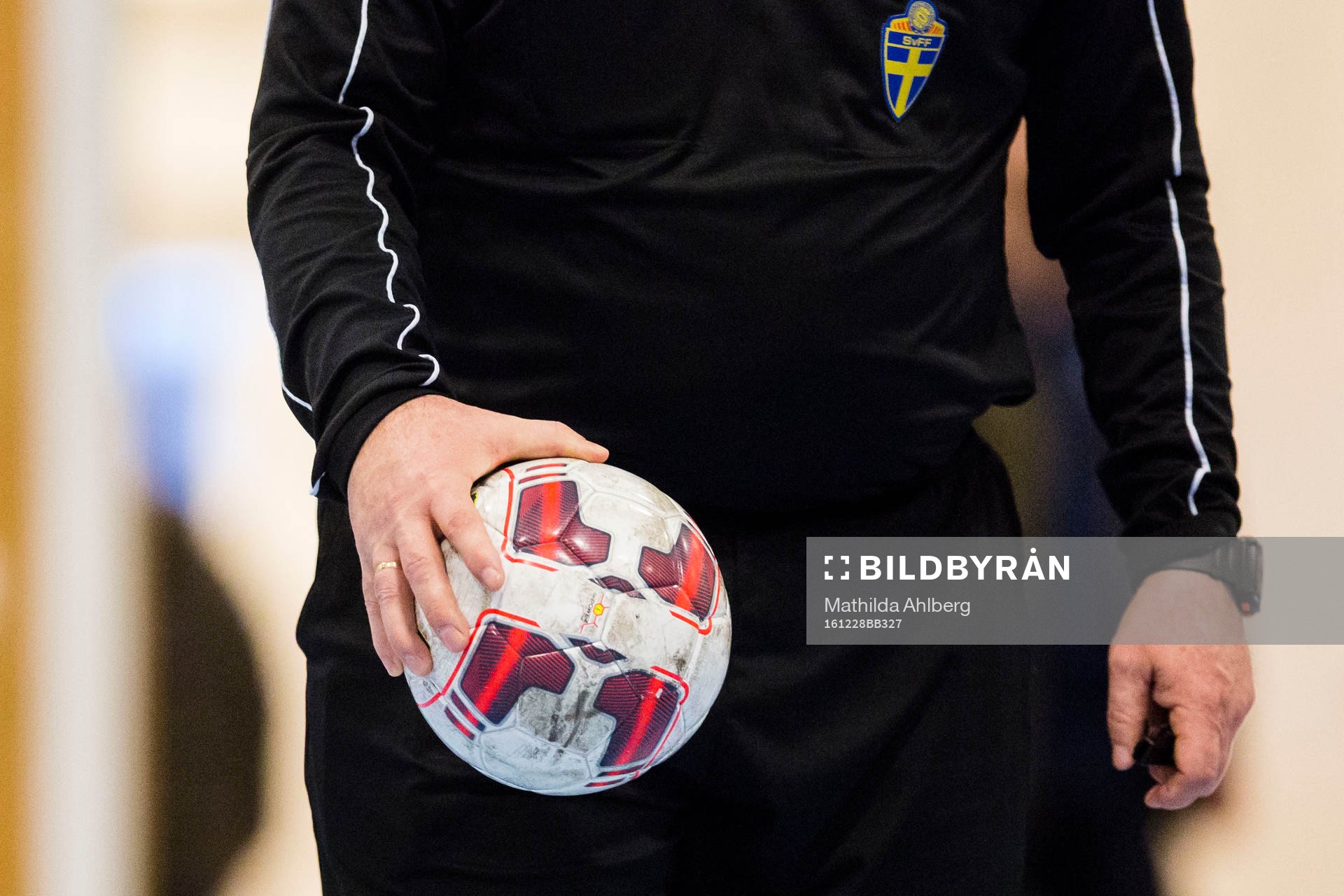 Domare håller i en fotboll