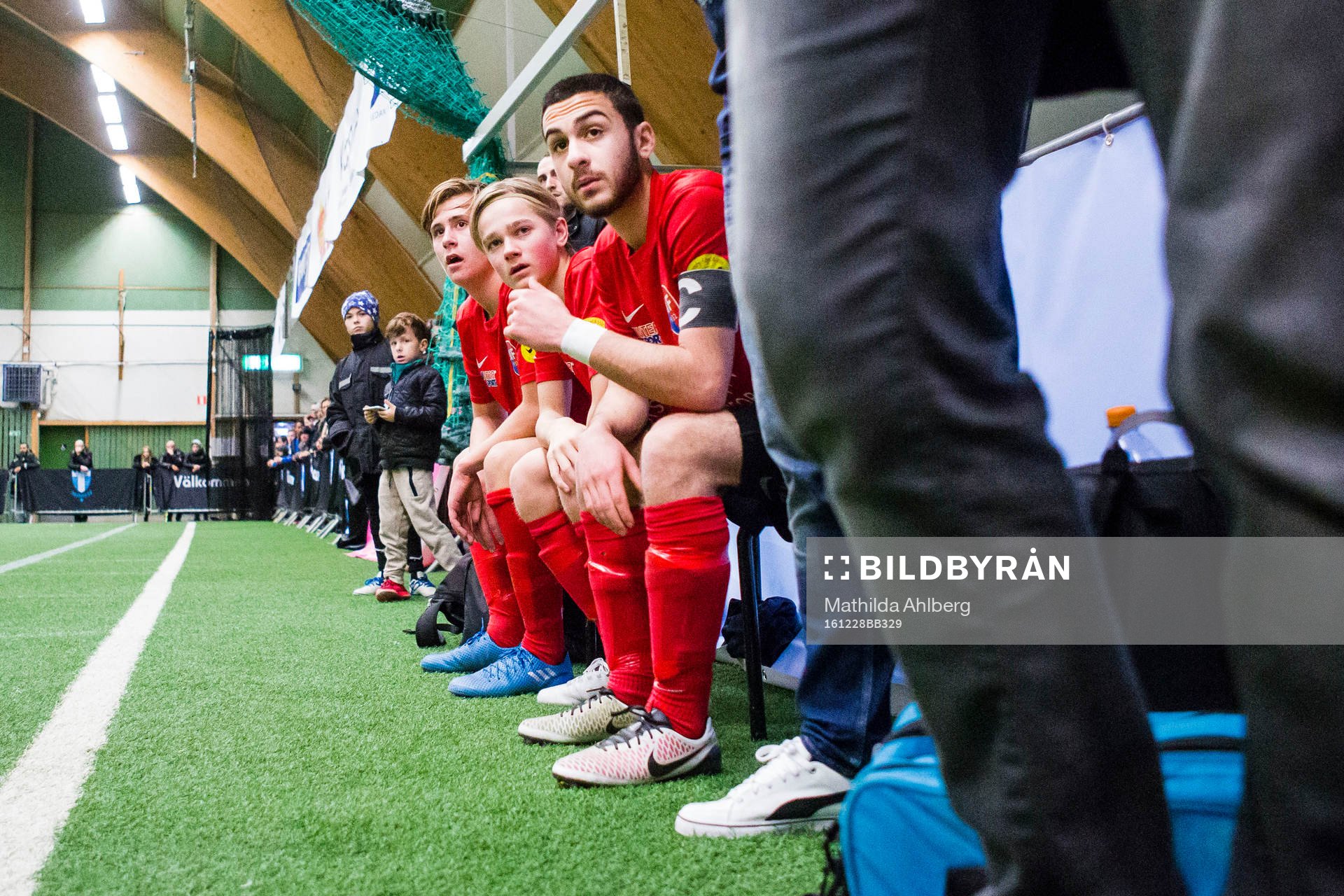 Spelare tittar på match från bänken