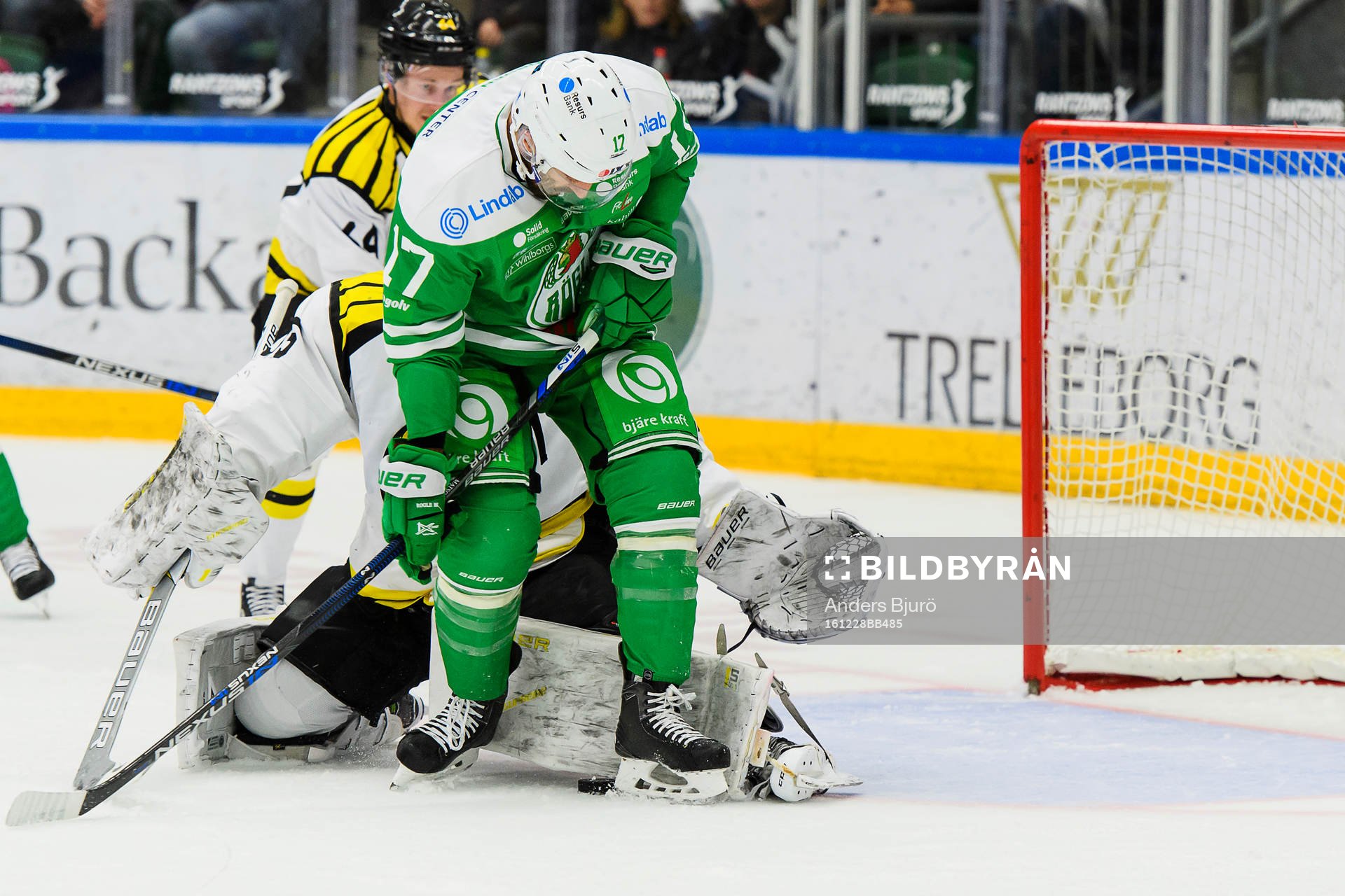 Rögles Taylor Matson oroar framför Brynäs målvakt David