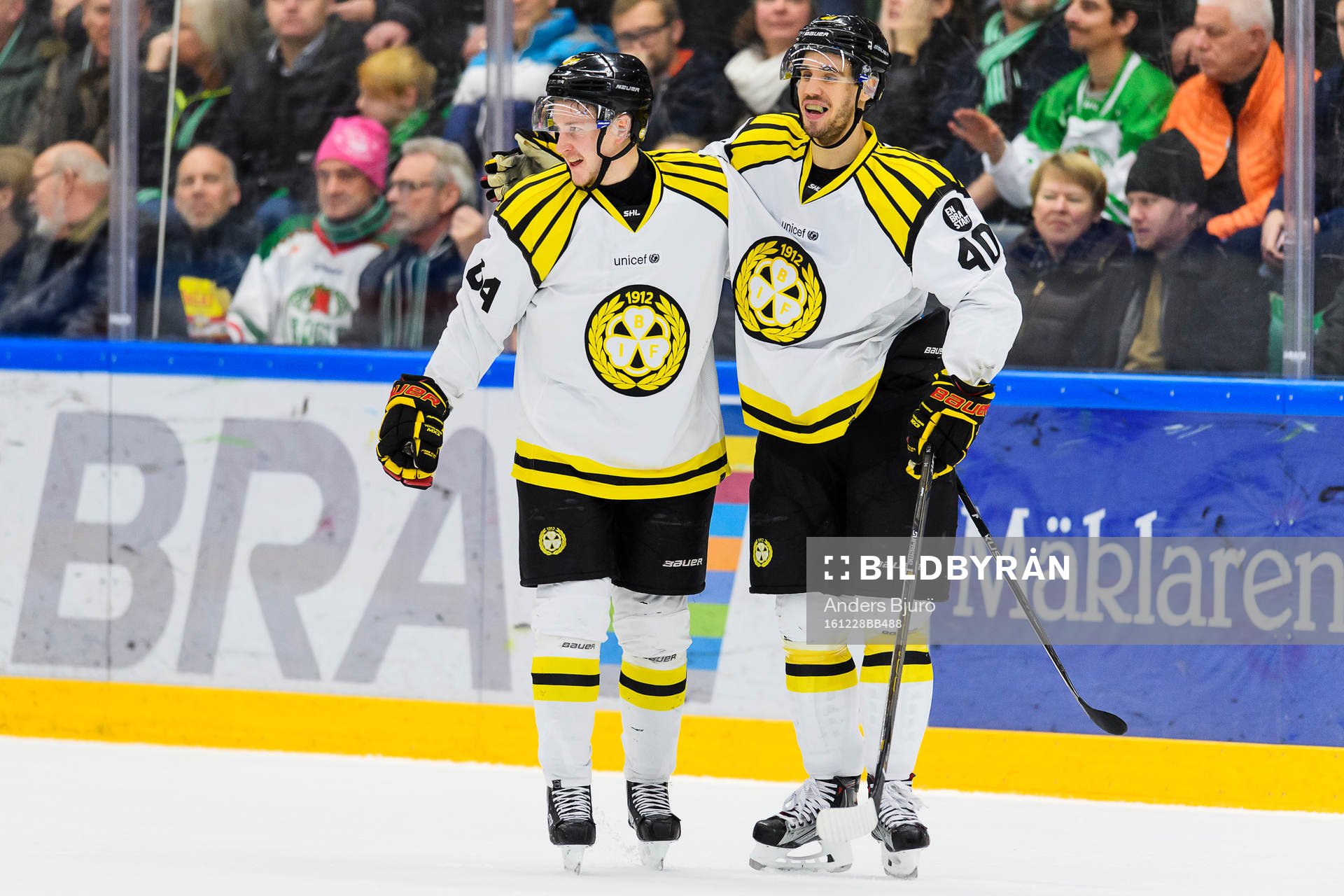 Brynäs Jonathan Pudas och Jesper Jensen jublar