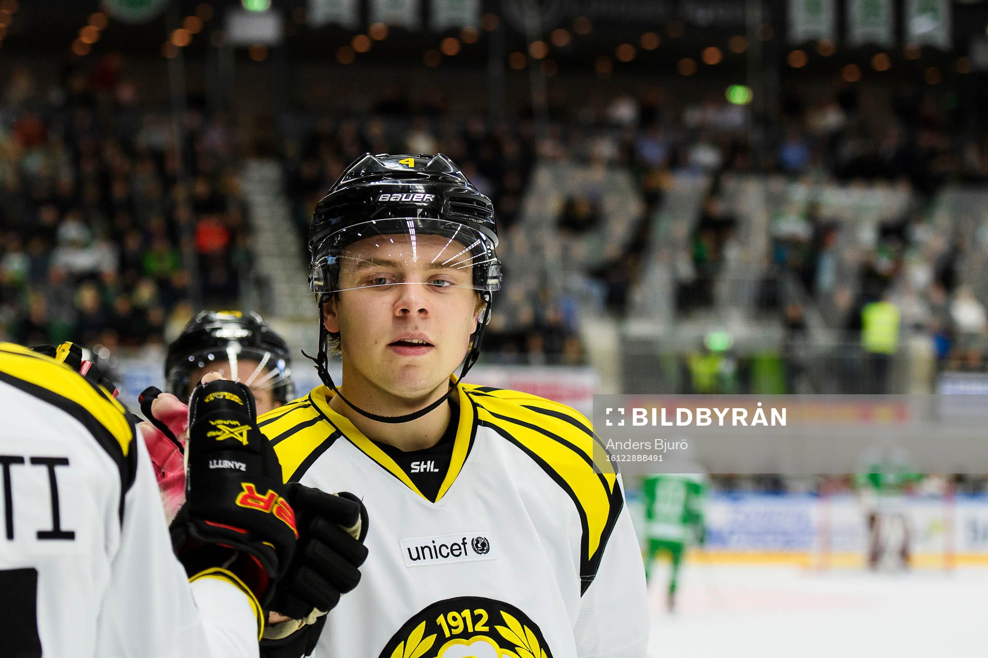 Brynäs Marcus Ersson jublar med båset
