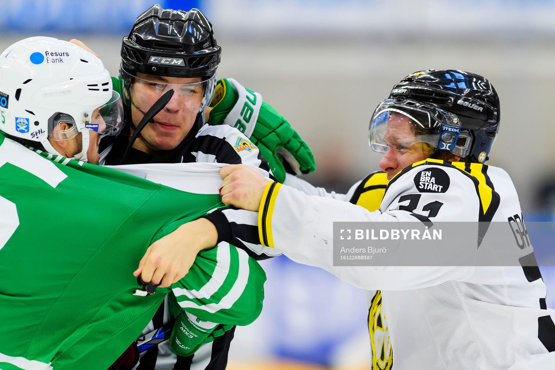 Rögles Alen Bibic och Brynäs Jonathan Granström brottas