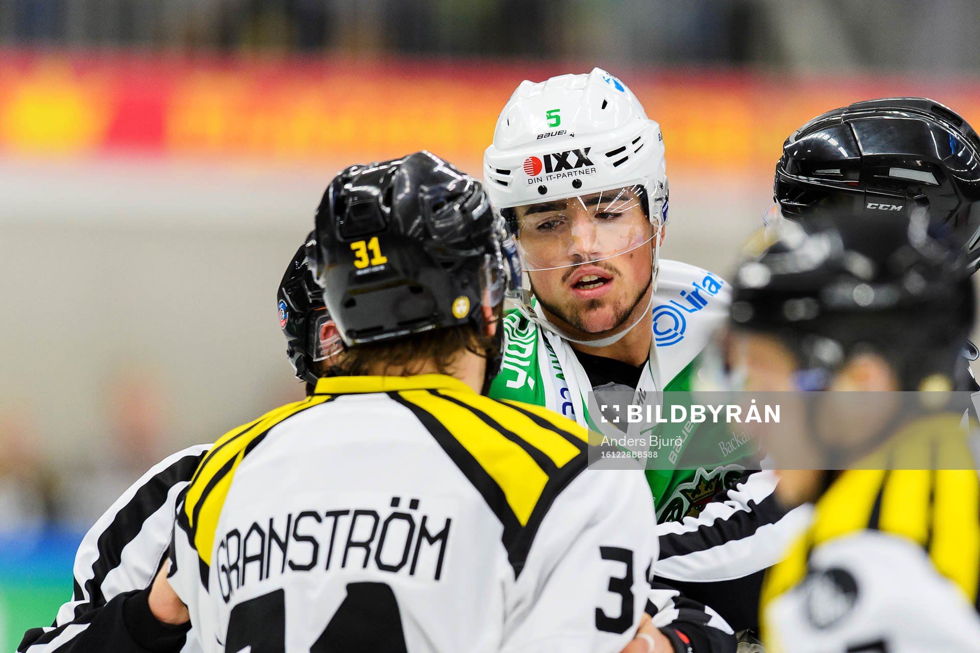 Rögles Alen Bibic och Brynäs Jonathan Granström brottas