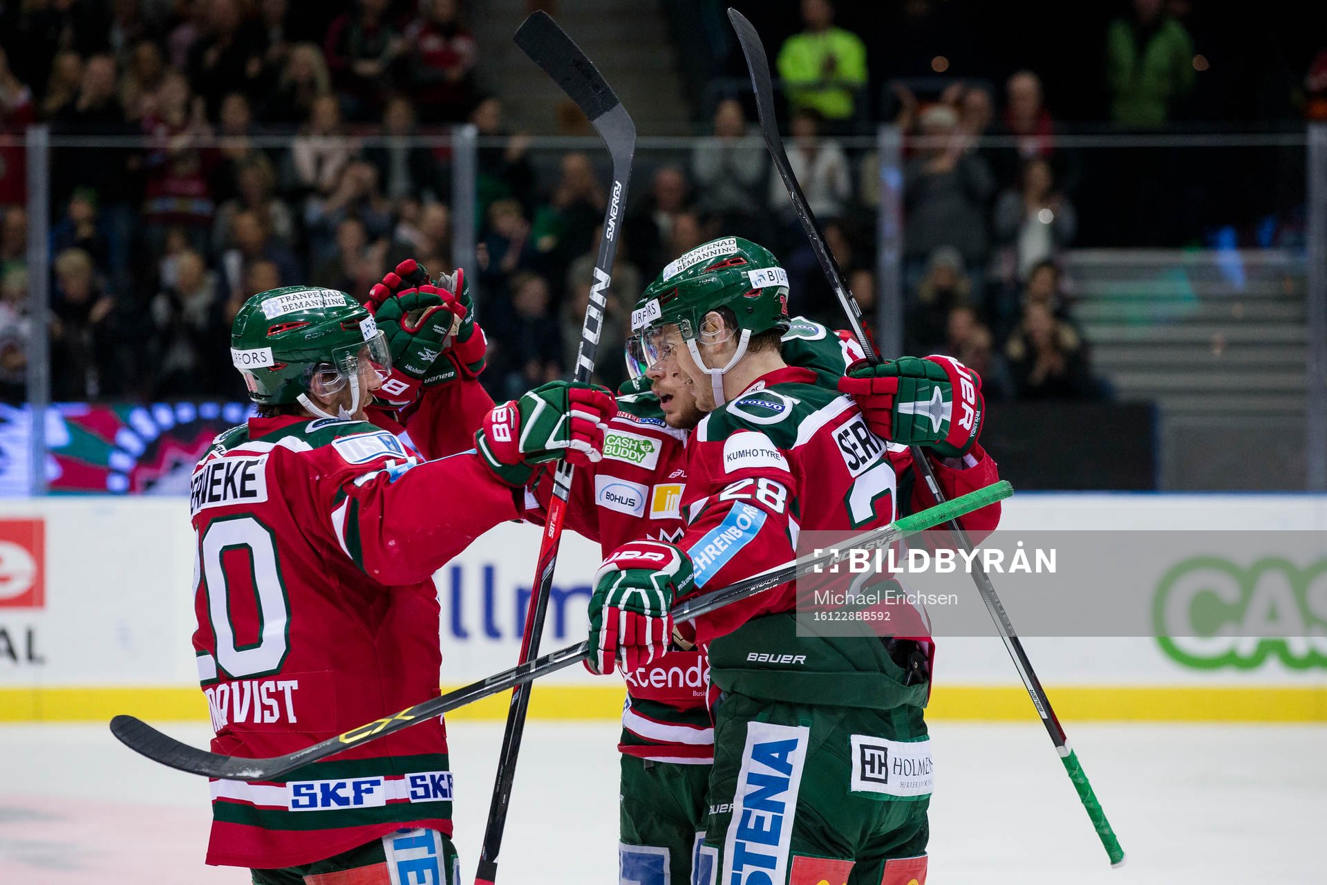 Frölundas Henrik Tömmernes jublar och omfamnas av Joel