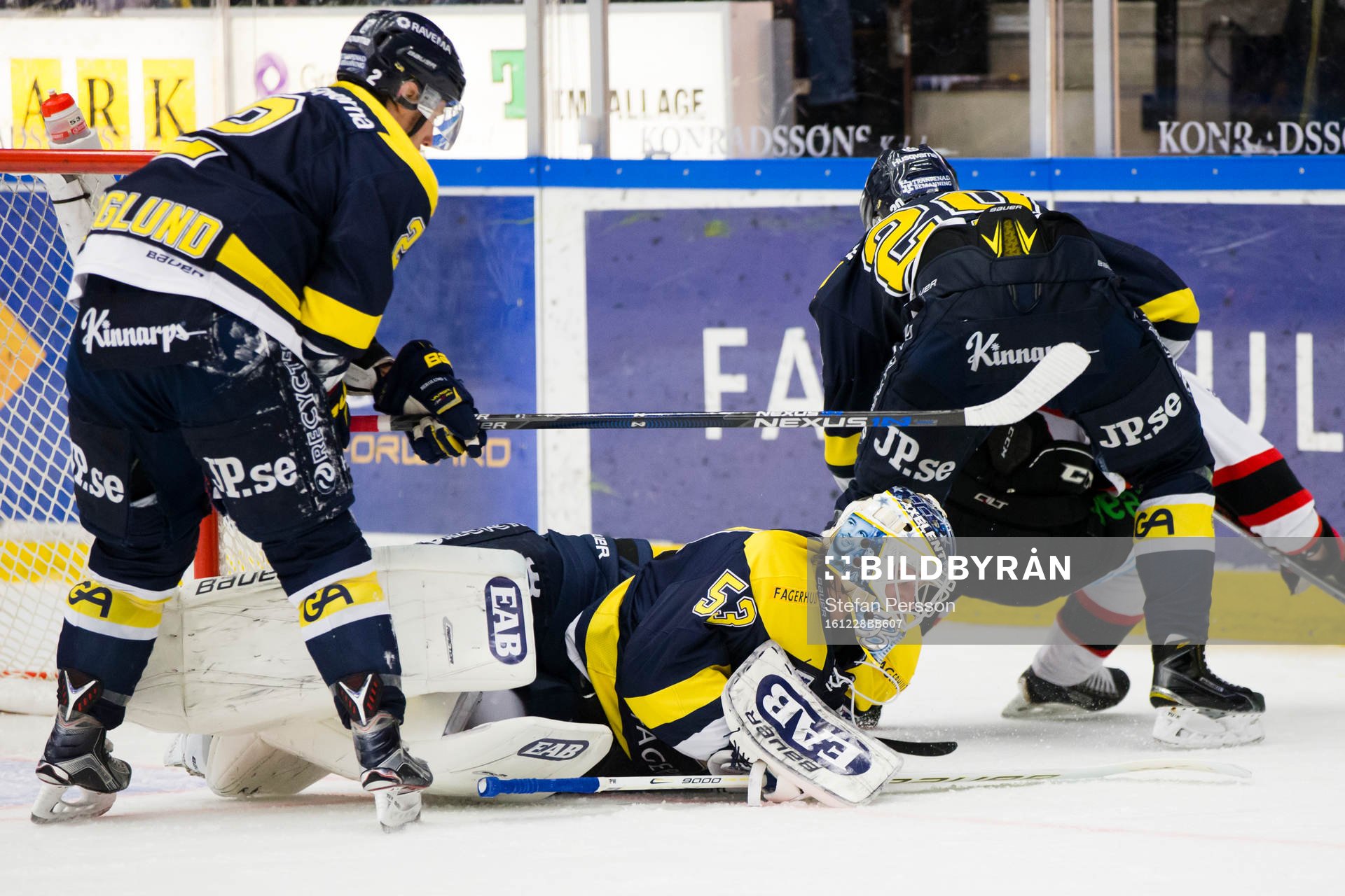 s målvakt Fredrik Pettersson-Wentzel blockerar pucken