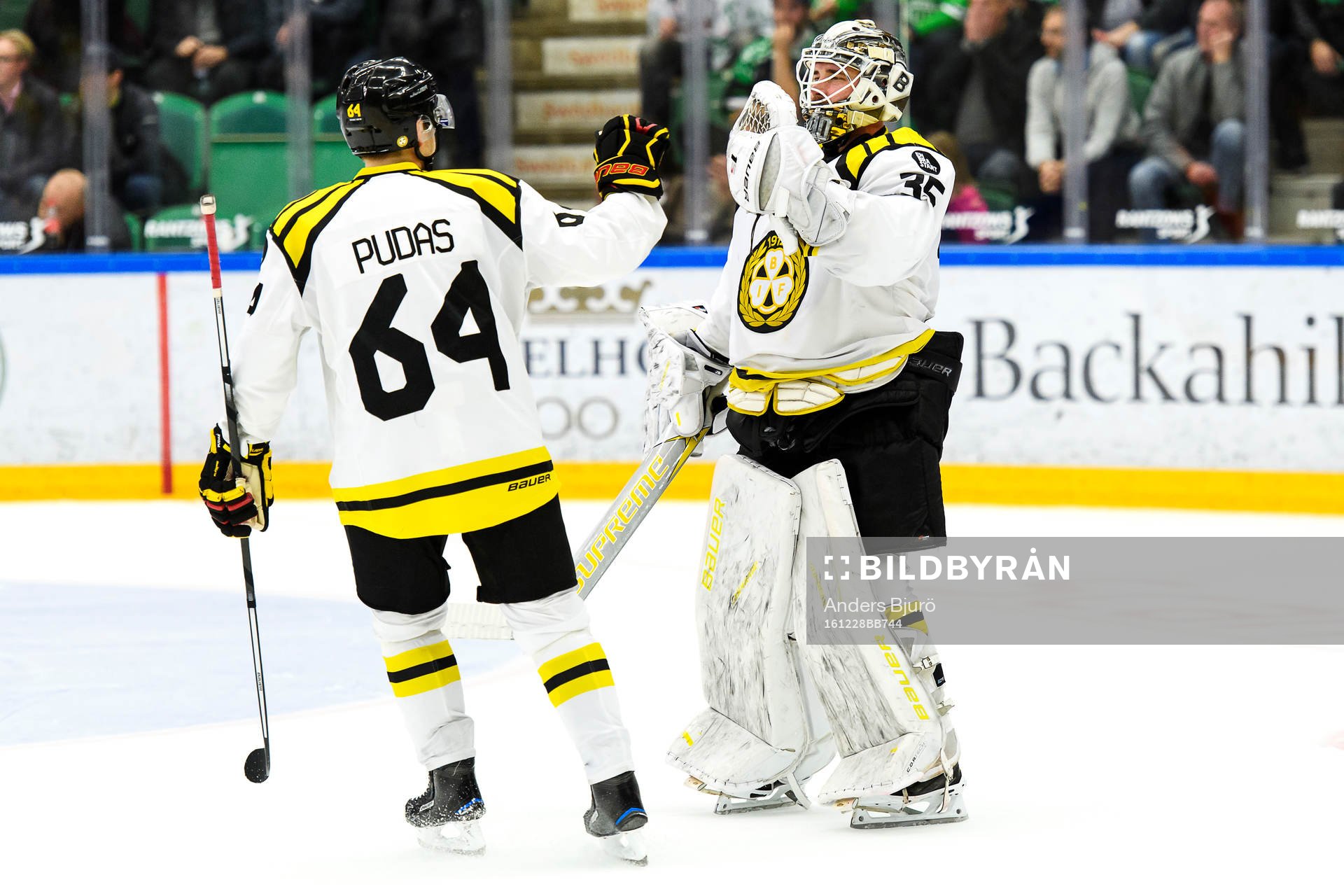 Brynäs Jonathan Pudas och målvakt David Rautio jublar