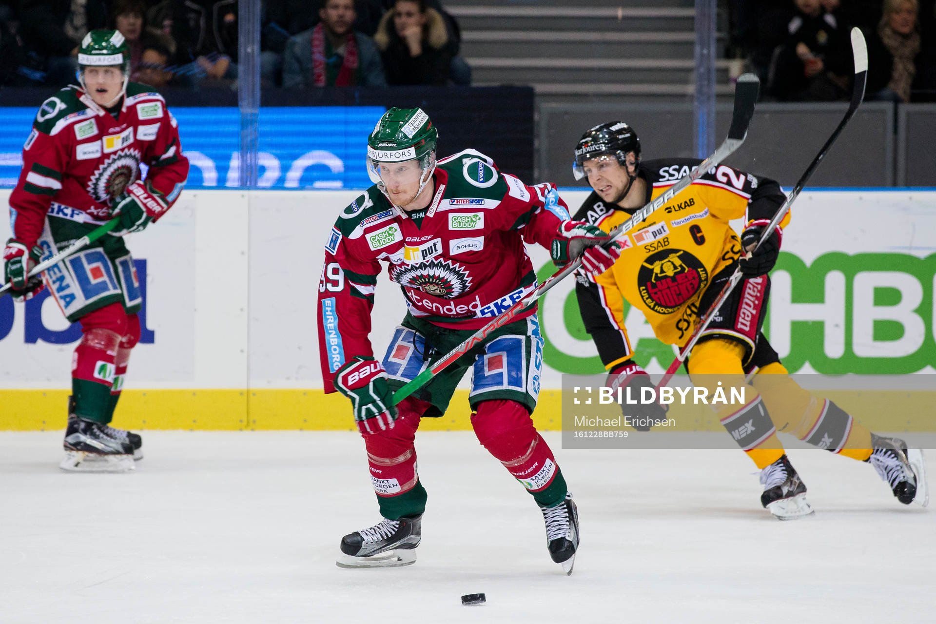 Frölundas Simon Hjalmarsson laddar för skott