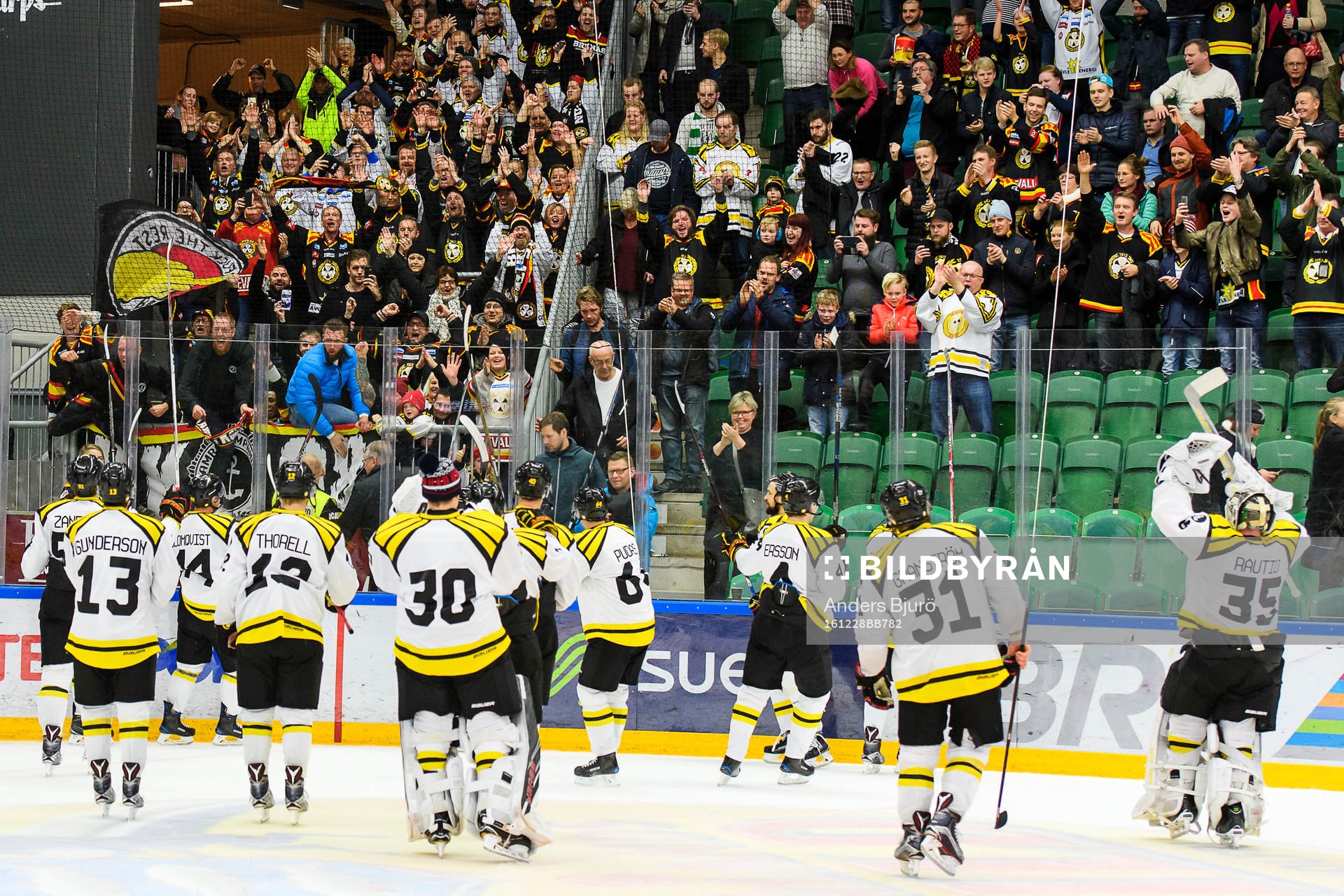 Brynäs spelare jublar och tackar sina supporters