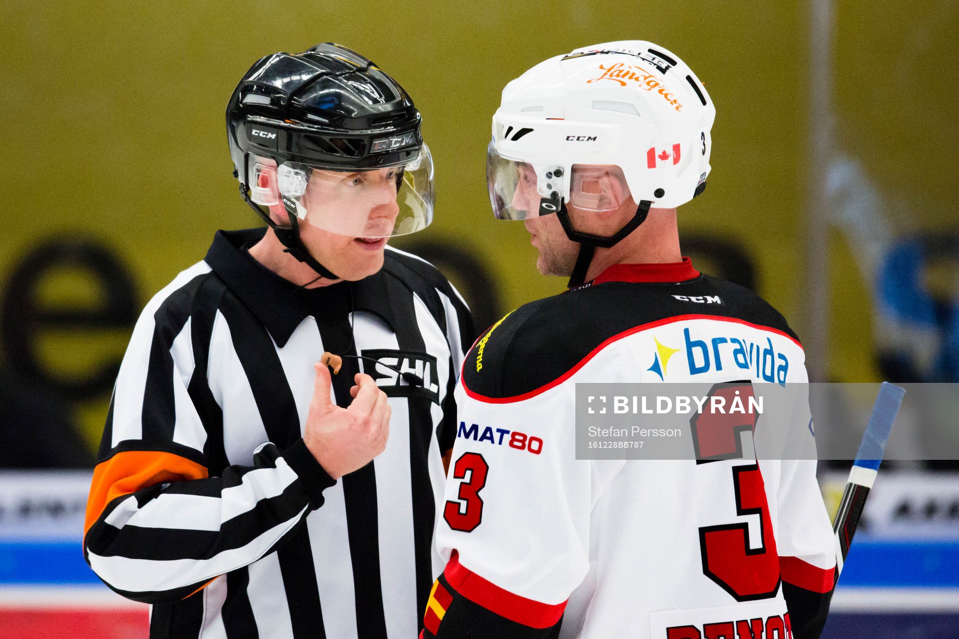 Domaren Mikael Holm i samtal med Malmö Redhawks André