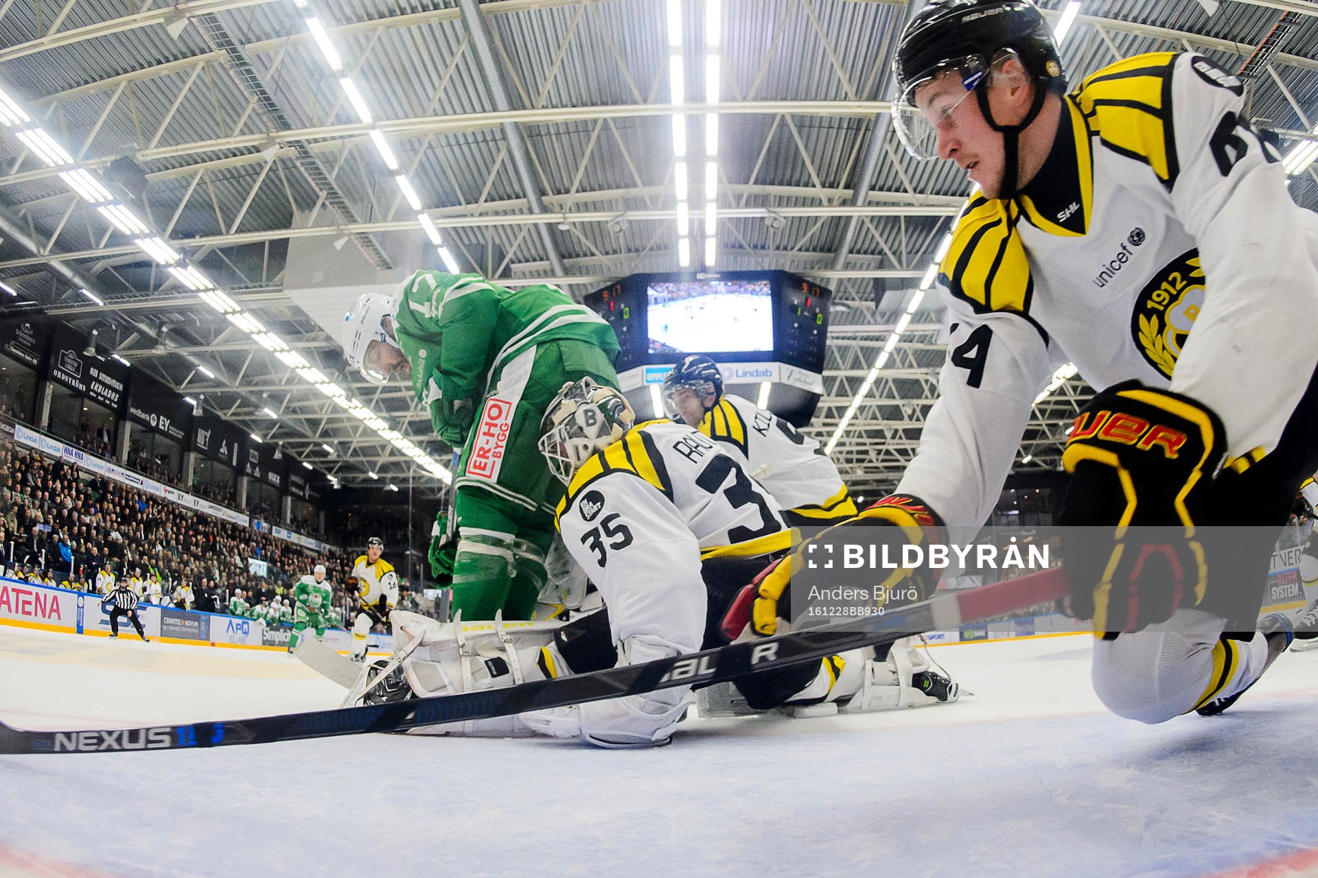 Rögles Taylor Matson oroar framför Brynäs målvakt David