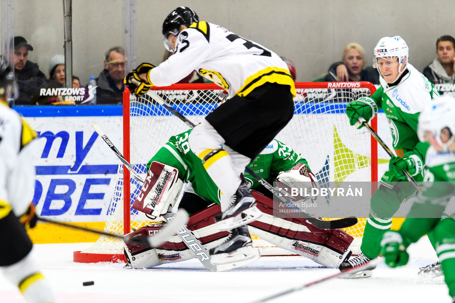 Brynäs Nick Johnson skymmer Rögles målvakt Anders