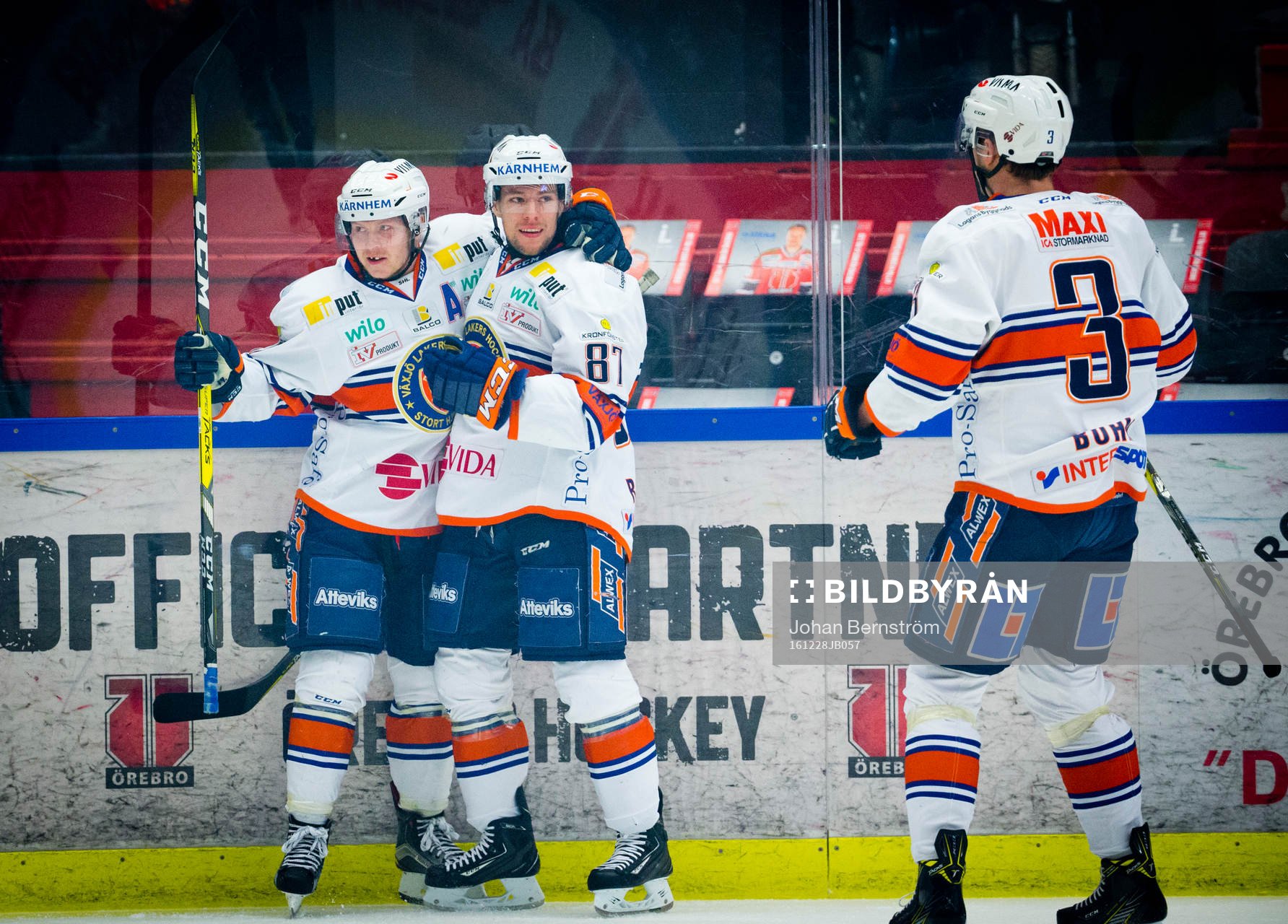 Växjös Tuomas Kiiskinen jublar med Robert Rosén
