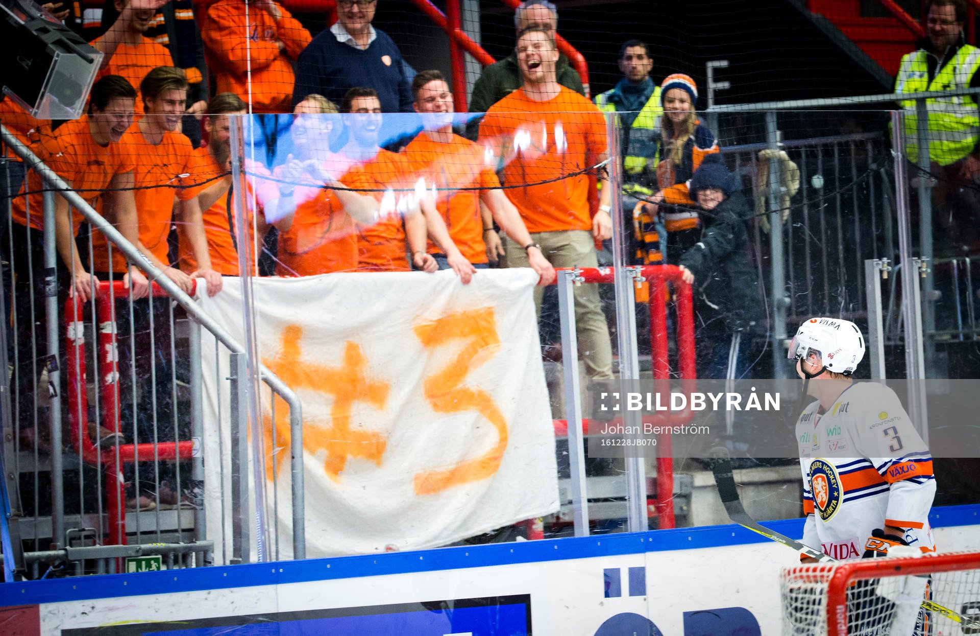 Växjös Oliver Bohm spexar framför fansen