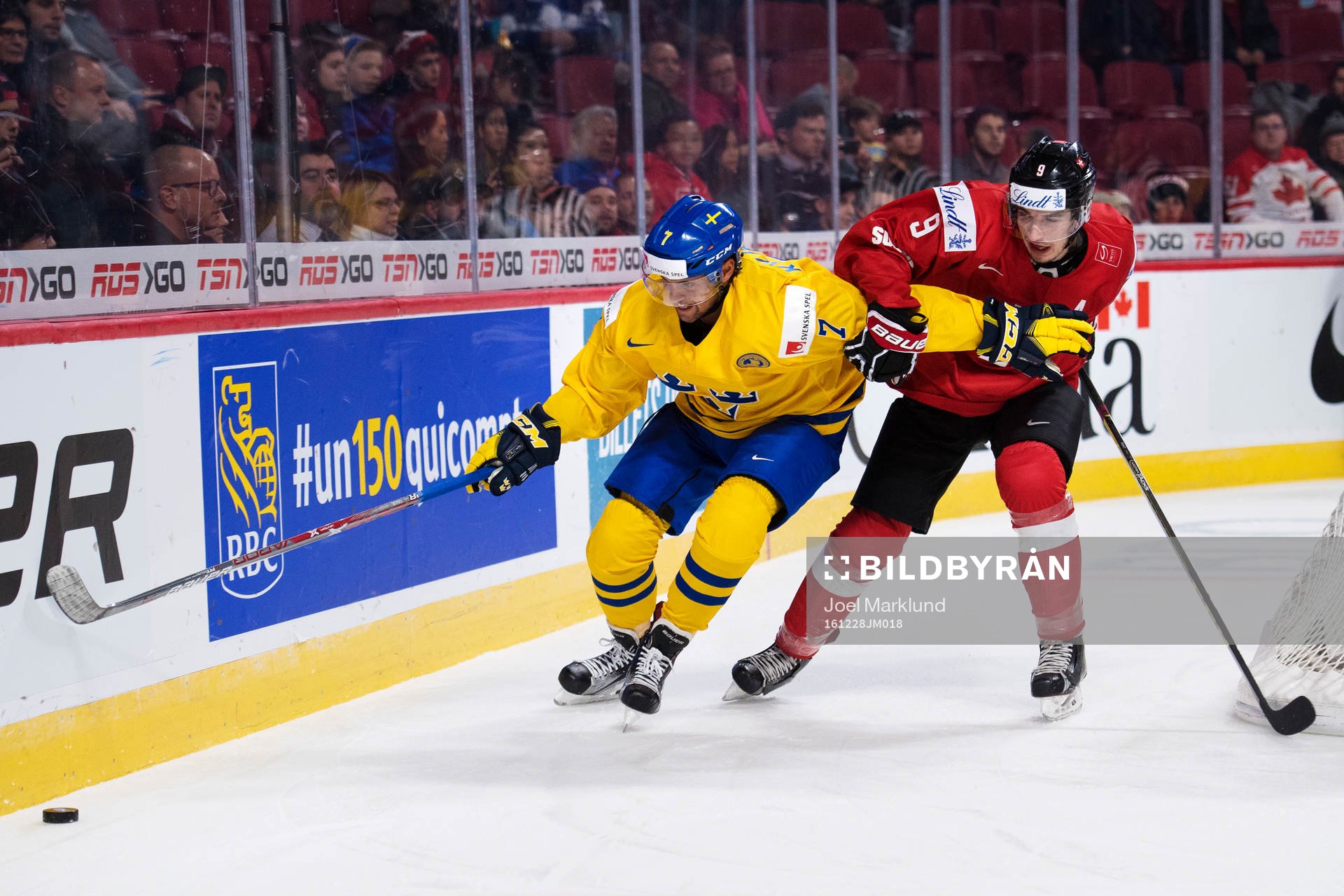 Sveriges Oliver Kylington utmanar Schweiz Damien Riat
