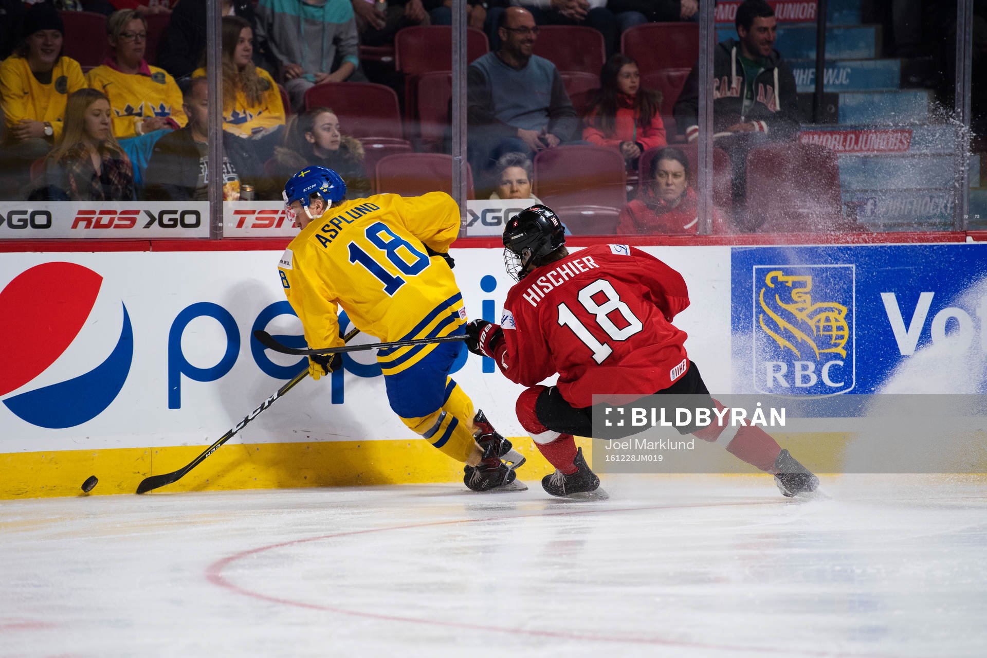 Sveriges Rasmus Asplund och Schweiz Nico Hischier