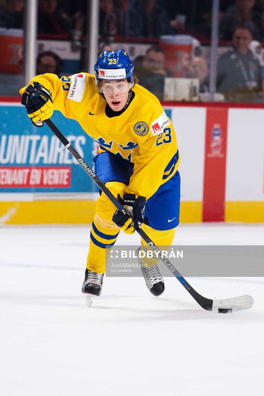 Sveriges Lucas Carlsson fintar ett skott
