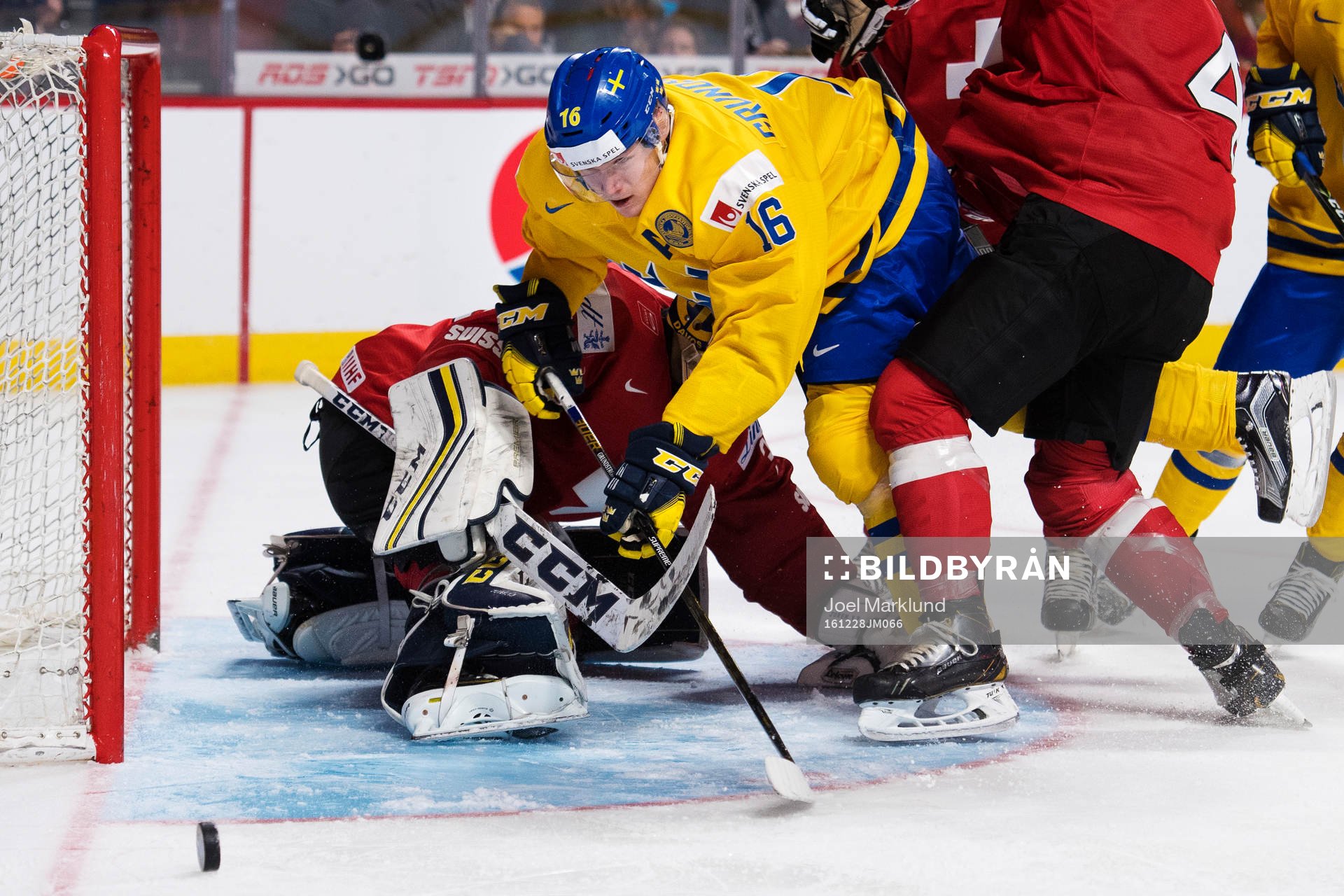 Sveriges Carl Grundström utmanar framför mål
